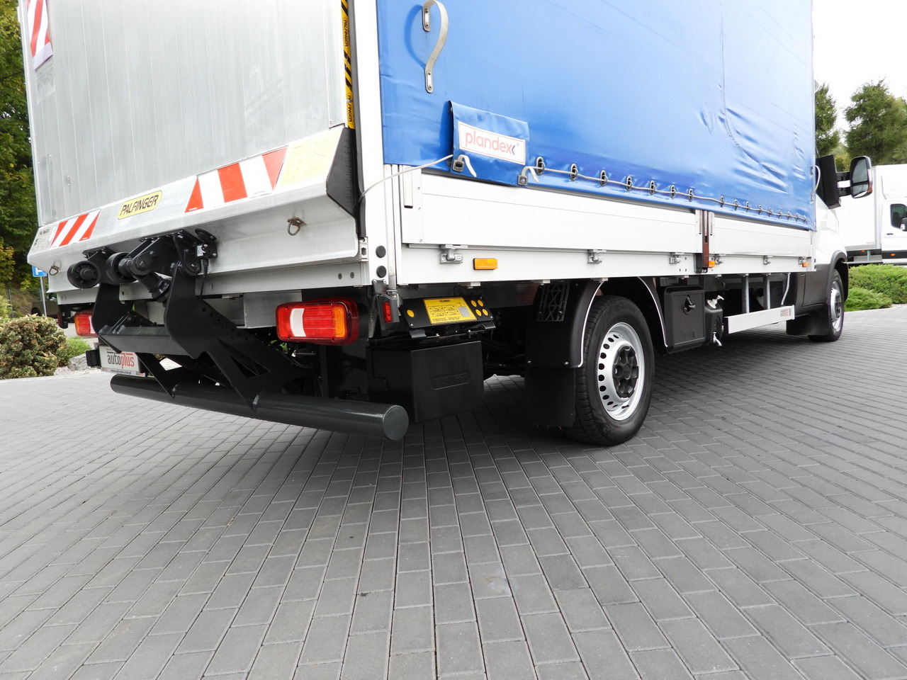 Dostavno vozilo s ceradom IVECO DAILY 35S18 TARPAULIN LIFT 8 PALLETS WEBASTO CRUISE CONTROL LED LIGHTS AIR CONDITIONING  180HP: slika Dostavno vozilo s ceradom IVECO DAILY 35S18 TARPAULIN LIFT 8 PALLETS WEBASTO CRUISE CONTROL LED LIGHTS AIR CONDITIONING  180HP