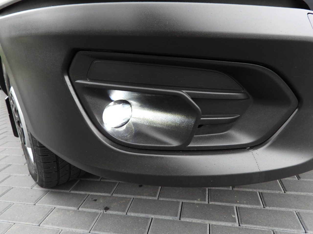 Dostavno vozilo s ceradom IVECO DAILY 35S18 TARPAULIN LIFT 8 PALLETS WEBASTO CRUISE CONTROL LED LIGHTS AIR CONDITIONING  180HP: slika Dostavno vozilo s ceradom IVECO DAILY 35S18 TARPAULIN LIFT 8 PALLETS WEBASTO CRUISE CONTROL LED LIGHTS AIR CONDITIONING  180HP