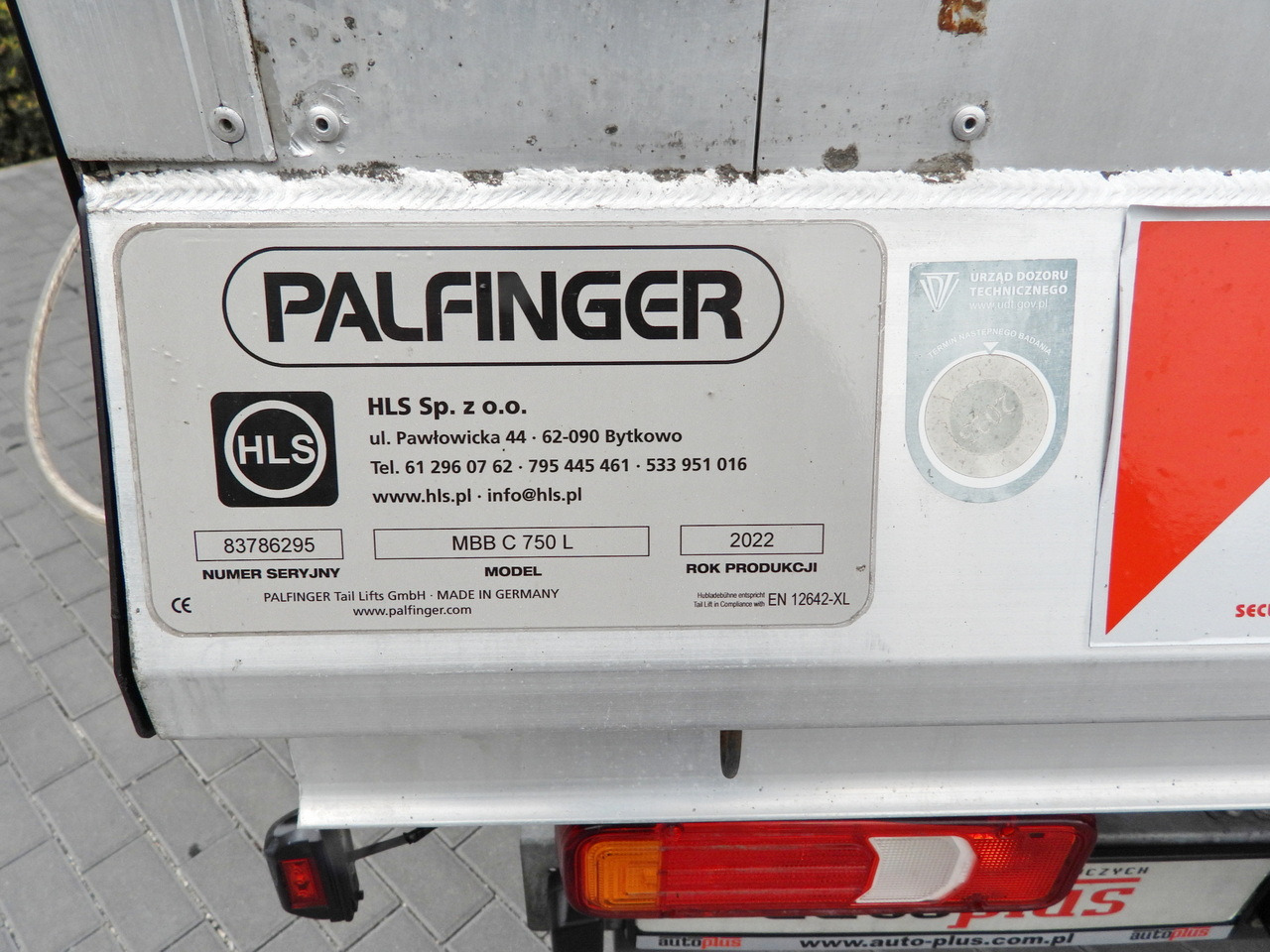 Dostavno vozilo s ceradom IVECO DAILY 35S18 TARPAULIN LIFT 8 PALLETS WEBASTO CRUISE CONTROL LED LIGHTS AIR CONDITIONING  180HP: slika Dostavno vozilo s ceradom IVECO DAILY 35S18 TARPAULIN LIFT 8 PALLETS WEBASTO CRUISE CONTROL LED LIGHTS AIR CONDITIONING  180HP