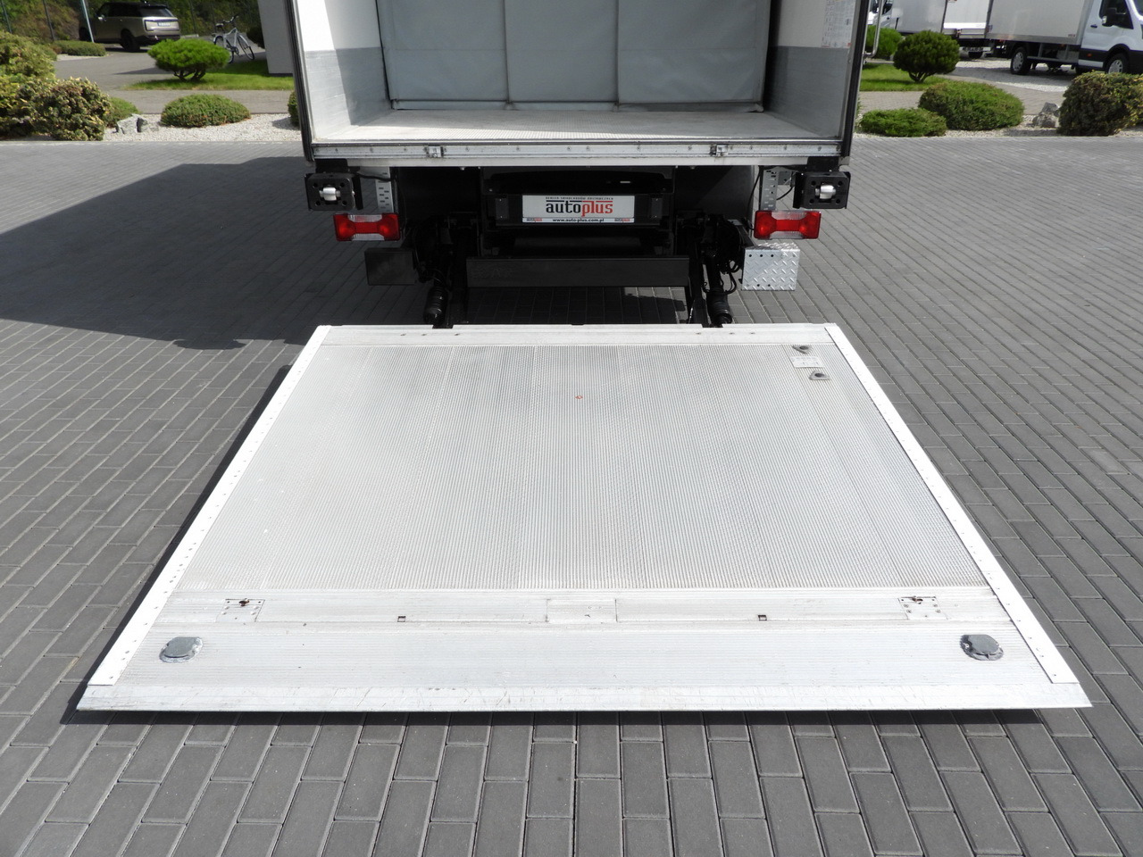 Kamion hladnjača IVECO DAILY 70C17 REFRIGERATOR 1*C LIFT 10 PALLETS POWER SUPPLY 230V CRUISE CONTROL AIR CONDITIONING PNEUMATICS AUTOMATIC TRANSMISSION HI-MATIC TWIN WHEELS 170HP: slika Kamion hladnjača IVECO DAILY 70C17 REFRIGERATOR 1*C LIFT 10 PALLETS POWER SUPPLY 230V CRUISE CONTROL AIR CONDITIONING PNEUMATICS AUTOMATIC TRANSMISSION HI-MATIC TWIN WHEELS 170HP Kamion hladnjača IVECO DAILY 70C17 REFRIGERATOR 1*C LIFT 10 PALLETS POWER SUPPLY 230V CRUISE CONTROL AIR CONDITIONING PNEUMATICS AUTOMATIC TRANSMISSION HI-MATIC TWIN WHEELS 170HP: slika Kamion hladnjača IVECO DAILY 70C17 REFRIGERATOR 1*C LIFT 10 PALLETS POWER SUPPLY 230V CRUISE CONTROL AIR CONDITIONING PNEUMATICS AUTOMATIC TRANSMISSION HI-MATIC TWIN WHEELS 170HP