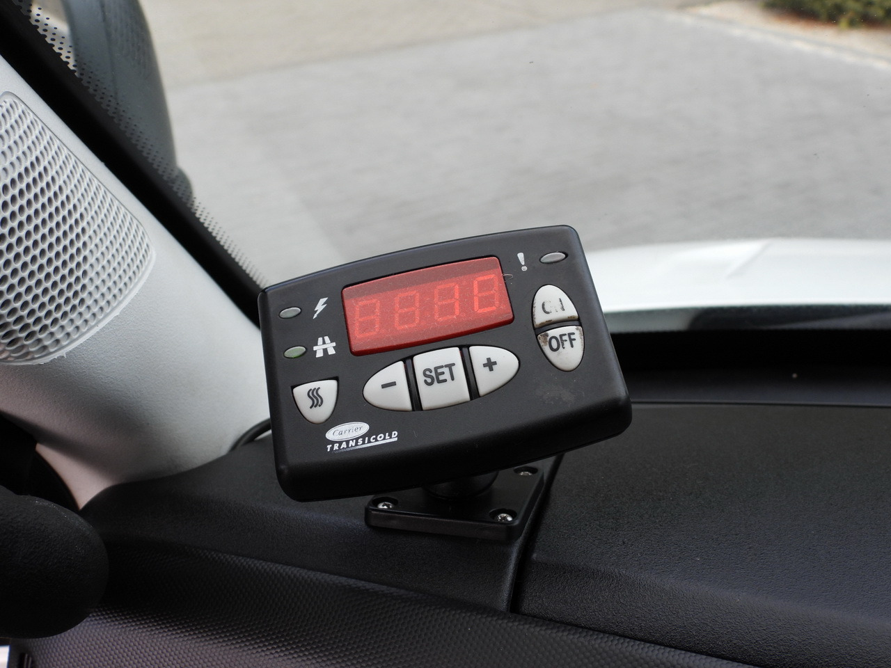 Kamion hladnjača IVECO DAILY 70C17 REFRIGERATOR 1*C LIFT 10 PALLETS POWER SUPPLY 230V CRUISE CONTROL AIR CONDITIONING PNEUMATICS AUTOMATIC TRANSMISSION HI-MATIC TWIN WHEELS 170HP: slika Kamion hladnjača IVECO DAILY 70C17 REFRIGERATOR 1*C LIFT 10 PALLETS POWER SUPPLY 230V CRUISE CONTROL AIR CONDITIONING PNEUMATICS AUTOMATIC TRANSMISSION HI-MATIC TWIN WHEELS 170HP Kamion hladnjača IVECO DAILY 70C17 REFRIGERATOR 1*C LIFT 10 PALLETS POWER SUPPLY 230V CRUISE CONTROL AIR CONDITIONING PNEUMATICS AUTOMATIC TRANSMISSION HI-MATIC TWIN WHEELS 170HP: slika Kamion hladnjača IVECO DAILY 70C17 REFRIGERATOR 1*C LIFT 10 PALLETS POWER SUPPLY 230V CRUISE CONTROL AIR CONDITIONING PNEUMATICS AUTOMATIC TRANSMISSION HI-MATIC TWIN WHEELS 170HP