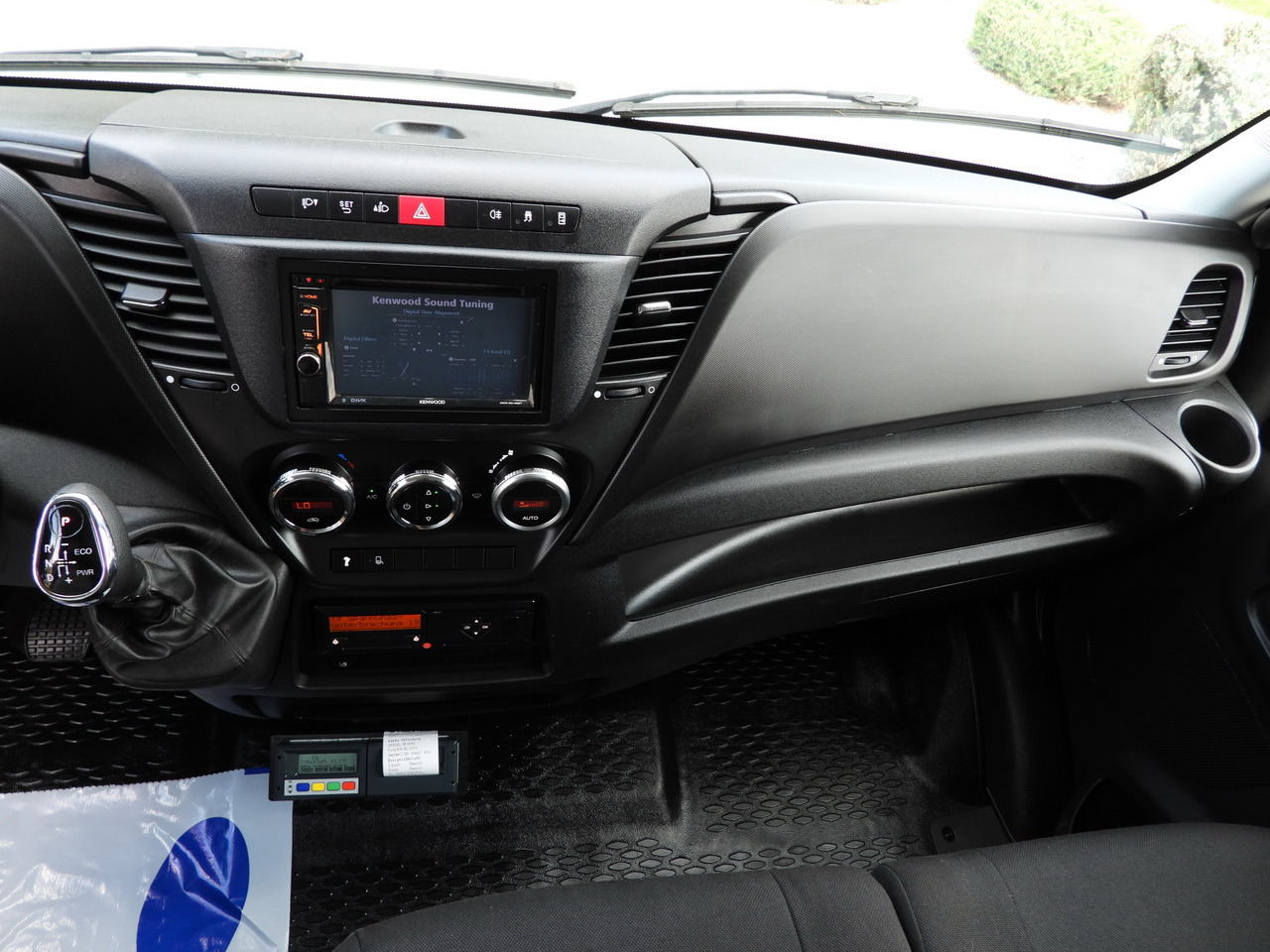 Kamion hladnjača IVECO DAILY 70C17 REFRIGERATOR 1*C LIFT 10 PALLETS POWER SUPPLY 230V CRUISE CONTROL AIR CONDITIONING PNEUMATICS AUTOMATIC TRANSMISSION HI-MATIC TWIN WHEELS 170HP: slika Kamion hladnjača IVECO DAILY 70C17 REFRIGERATOR 1*C LIFT 10 PALLETS POWER SUPPLY 230V CRUISE CONTROL AIR CONDITIONING PNEUMATICS AUTOMATIC TRANSMISSION HI-MATIC TWIN WHEELS 170HP Kamion hladnjača IVECO DAILY 70C17 REFRIGERATOR 1*C LIFT 10 PALLETS POWER SUPPLY 230V CRUISE CONTROL AIR CONDITIONING PNEUMATICS AUTOMATIC TRANSMISSION HI-MATIC TWIN WHEELS 170HP: slika Kamion hladnjača IVECO DAILY 70C17 REFRIGERATOR 1*C LIFT 10 PALLETS POWER SUPPLY 230V CRUISE CONTROL AIR CONDITIONING PNEUMATICS AUTOMATIC TRANSMISSION HI-MATIC TWIN WHEELS 170HP