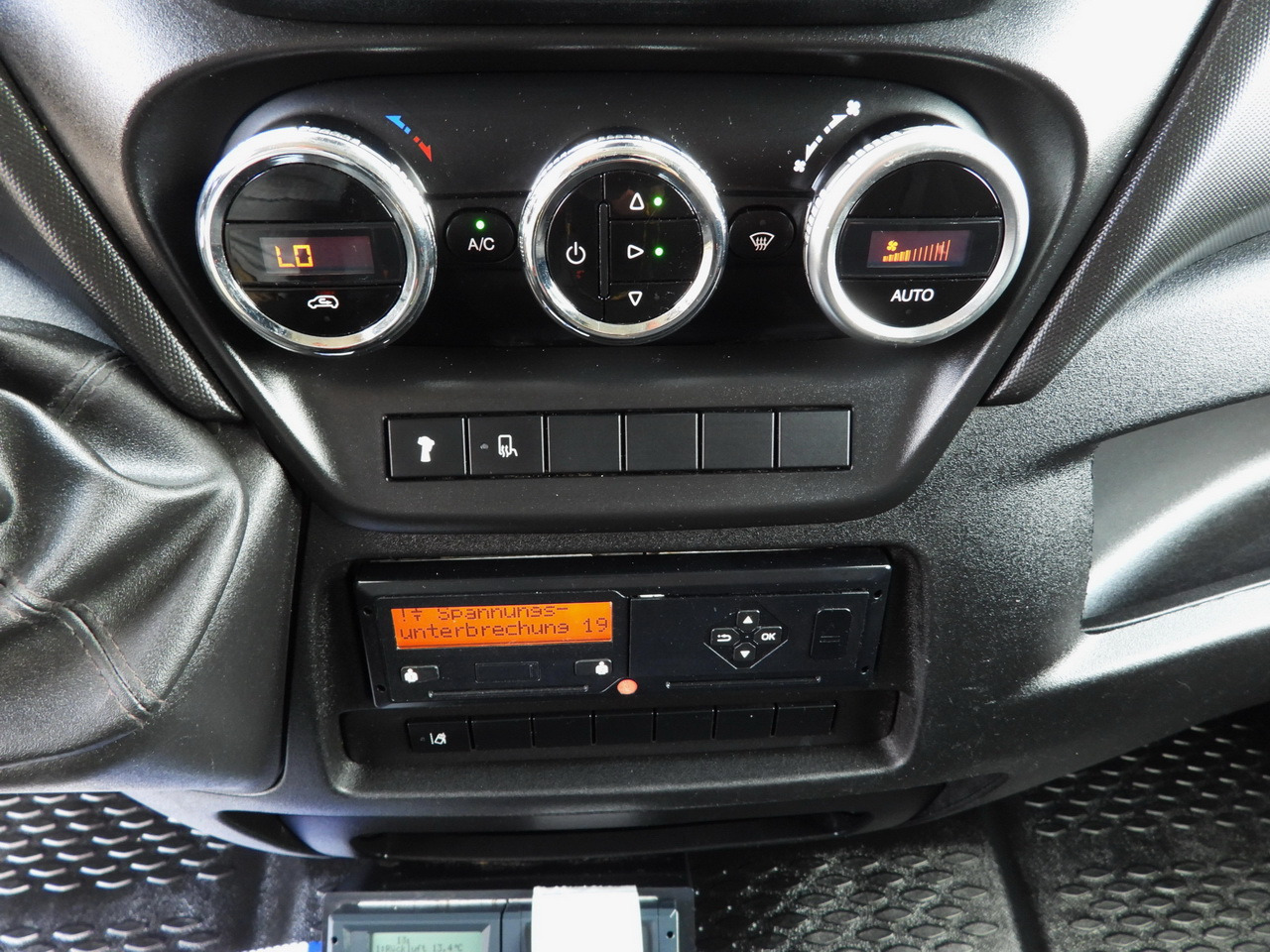 Kamion hladnjača IVECO DAILY 70C17 REFRIGERATOR 1*C LIFT 10 PALLETS POWER SUPPLY 230V CRUISE CONTROL AIR CONDITIONING PNEUMATICS AUTOMATIC TRANSMISSION HI-MATIC TWIN WHEELS 170HP: slika Kamion hladnjača IVECO DAILY 70C17 REFRIGERATOR 1*C LIFT 10 PALLETS POWER SUPPLY 230V CRUISE CONTROL AIR CONDITIONING PNEUMATICS AUTOMATIC TRANSMISSION HI-MATIC TWIN WHEELS 170HP Kamion hladnjača IVECO DAILY 70C17 REFRIGERATOR 1*C LIFT 10 PALLETS POWER SUPPLY 230V CRUISE CONTROL AIR CONDITIONING PNEUMATICS AUTOMATIC TRANSMISSION HI-MATIC TWIN WHEELS 170HP: slika Kamion hladnjača IVECO DAILY 70C17 REFRIGERATOR 1*C LIFT 10 PALLETS POWER SUPPLY 230V CRUISE CONTROL AIR CONDITIONING PNEUMATICS AUTOMATIC TRANSMISSION HI-MATIC TWIN WHEELS 170HP