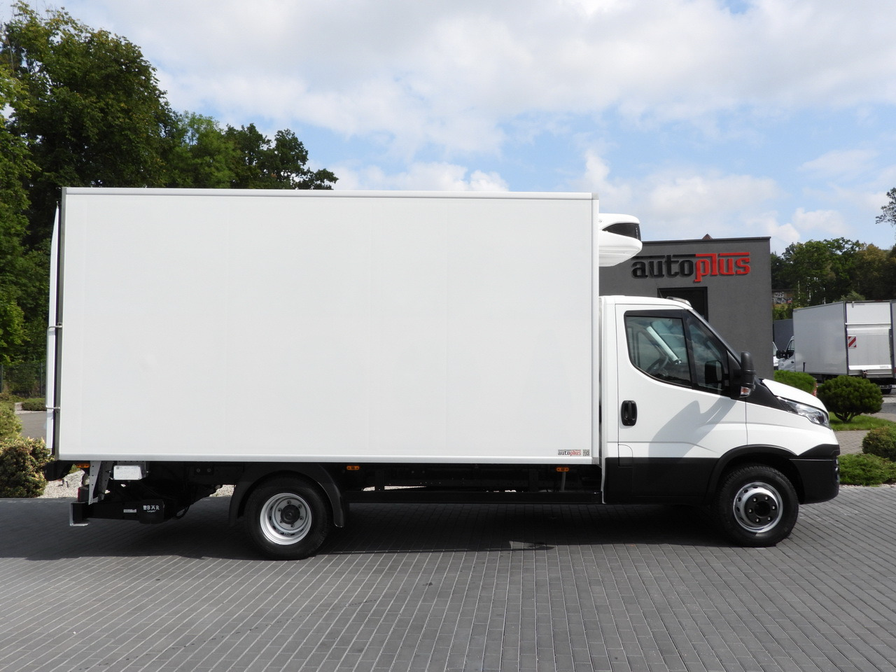 Kamion hladnjača IVECO DAILY 70C17 REFRIGERATOR 1*C LIFT 10 PALLETS POWER SUPPLY 230V CRUISE CONTROL AIR CONDITIONING PNEUMATICS AUTOMATIC TRANSMISSION HI-MATIC TWIN WHEELS 170HP: slika Kamion hladnjača IVECO DAILY 70C17 REFRIGERATOR 1*C LIFT 10 PALLETS POWER SUPPLY 230V CRUISE CONTROL AIR CONDITIONING PNEUMATICS AUTOMATIC TRANSMISSION HI-MATIC TWIN WHEELS 170HP Kamion hladnjača IVECO DAILY 70C17 REFRIGERATOR 1*C LIFT 10 PALLETS POWER SUPPLY 230V CRUISE CONTROL AIR CONDITIONING PNEUMATICS AUTOMATIC TRANSMISSION HI-MATIC TWIN WHEELS 170HP: slika Kamion hladnjača IVECO DAILY 70C17 REFRIGERATOR 1*C LIFT 10 PALLETS POWER SUPPLY 230V CRUISE CONTROL AIR CONDITIONING PNEUMATICS AUTOMATIC TRANSMISSION HI-MATIC TWIN WHEELS 170HP
