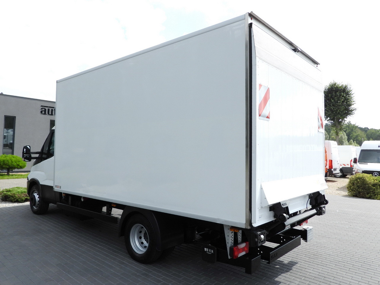 Kamion hladnjača IVECO DAILY 70C17 REFRIGERATOR 1*C LIFT 10 PALLETS POWER SUPPLY 230V CRUISE CONTROL AIR CONDITIONING PNEUMATICS AUTOMATIC TRANSMISSION HI-MATIC TWIN WHEELS 170HP: slika Kamion hladnjača IVECO DAILY 70C17 REFRIGERATOR 1*C LIFT 10 PALLETS POWER SUPPLY 230V CRUISE CONTROL AIR CONDITIONING PNEUMATICS AUTOMATIC TRANSMISSION HI-MATIC TWIN WHEELS 170HP Kamion hladnjača IVECO DAILY 70C17 REFRIGERATOR 1*C LIFT 10 PALLETS POWER SUPPLY 230V CRUISE CONTROL AIR CONDITIONING PNEUMATICS AUTOMATIC TRANSMISSION HI-MATIC TWIN WHEELS 170HP: slika Kamion hladnjača IVECO DAILY 70C17 REFRIGERATOR 1*C LIFT 10 PALLETS POWER SUPPLY 230V CRUISE CONTROL AIR CONDITIONING PNEUMATICS AUTOMATIC TRANSMISSION HI-MATIC TWIN WHEELS 170HP