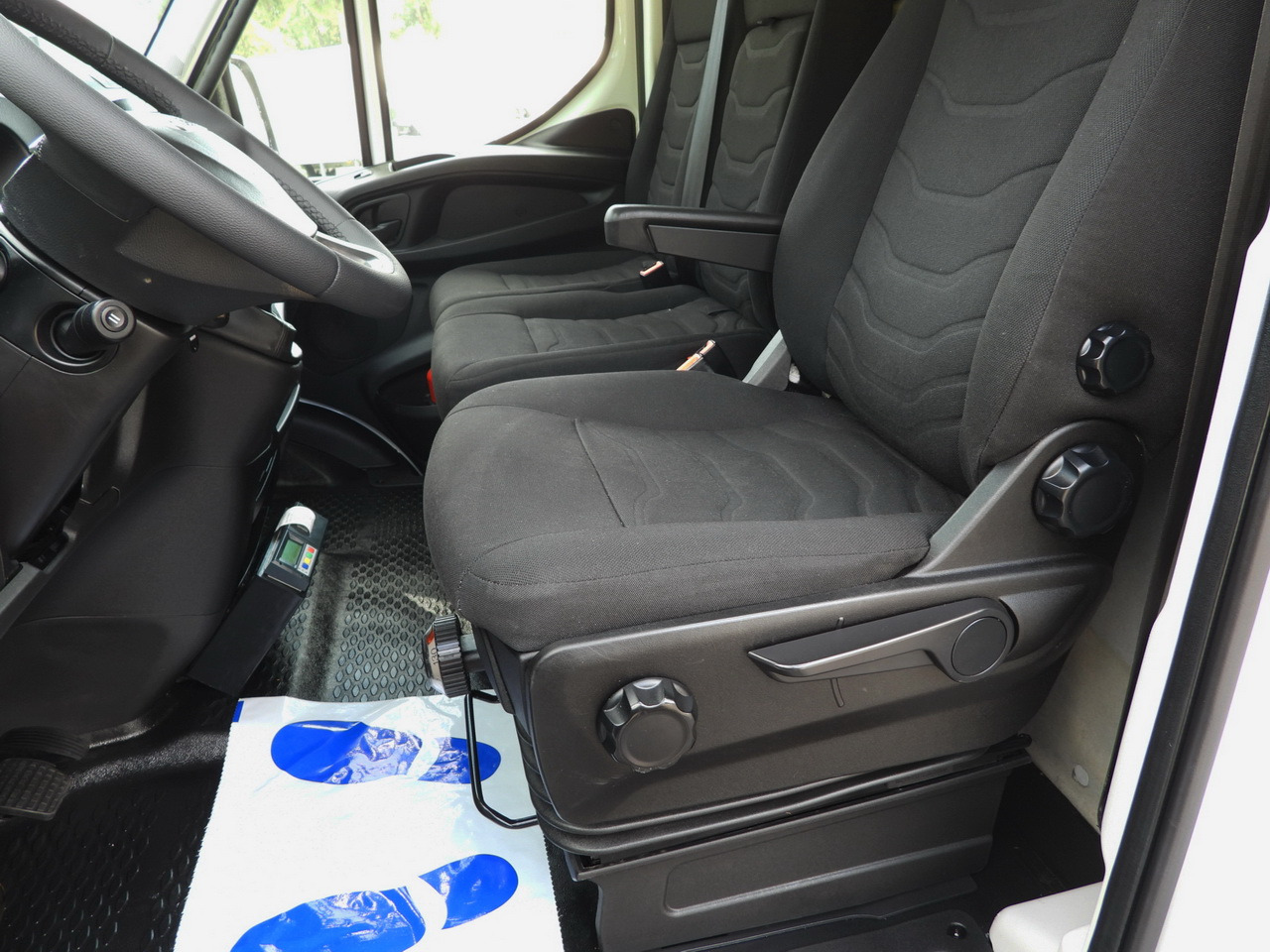 Kamion hladnjača IVECO DAILY 70C17 REFRIGERATOR 1*C LIFT 10 PALLETS POWER SUPPLY 230V CRUISE CONTROL AIR CONDITIONING PNEUMATICS AUTOMATIC TRANSMISSION HI-MATIC TWIN WHEELS 170HP: slika Kamion hladnjača IVECO DAILY 70C17 REFRIGERATOR 1*C LIFT 10 PALLETS POWER SUPPLY 230V CRUISE CONTROL AIR CONDITIONING PNEUMATICS AUTOMATIC TRANSMISSION HI-MATIC TWIN WHEELS 170HP Kamion hladnjača IVECO DAILY 70C17 REFRIGERATOR 1*C LIFT 10 PALLETS POWER SUPPLY 230V CRUISE CONTROL AIR CONDITIONING PNEUMATICS AUTOMATIC TRANSMISSION HI-MATIC TWIN WHEELS 170HP: slika Kamion hladnjača IVECO DAILY 70C17 REFRIGERATOR 1*C LIFT 10 PALLETS POWER SUPPLY 230V CRUISE CONTROL AIR CONDITIONING PNEUMATICS AUTOMATIC TRANSMISSION HI-MATIC TWIN WHEELS 170HP