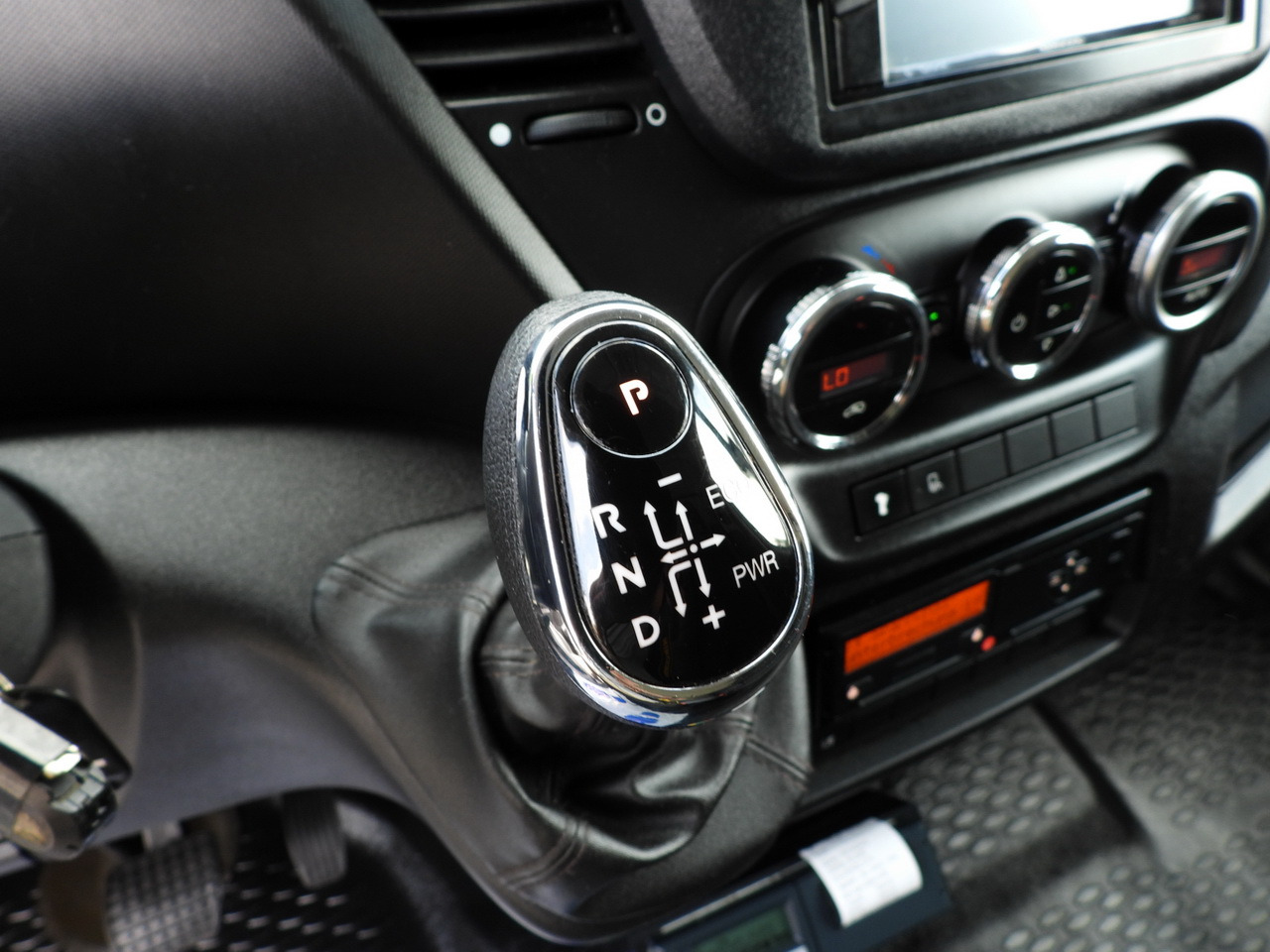 Kamion hladnjača IVECO DAILY 70C17 REFRIGERATOR 1*C LIFT 10 PALLETS POWER SUPPLY 230V CRUISE CONTROL AIR CONDITIONING PNEUMATICS AUTOMATIC TRANSMISSION HI-MATIC TWIN WHEELS 170HP: slika Kamion hladnjača IVECO DAILY 70C17 REFRIGERATOR 1*C LIFT 10 PALLETS POWER SUPPLY 230V CRUISE CONTROL AIR CONDITIONING PNEUMATICS AUTOMATIC TRANSMISSION HI-MATIC TWIN WHEELS 170HP Kamion hladnjača IVECO DAILY 70C17 REFRIGERATOR 1*C LIFT 10 PALLETS POWER SUPPLY 230V CRUISE CONTROL AIR CONDITIONING PNEUMATICS AUTOMATIC TRANSMISSION HI-MATIC TWIN WHEELS 170HP: slika Kamion hladnjača IVECO DAILY 70C17 REFRIGERATOR 1*C LIFT 10 PALLETS POWER SUPPLY 230V CRUISE CONTROL AIR CONDITIONING PNEUMATICS AUTOMATIC TRANSMISSION HI-MATIC TWIN WHEELS 170HP