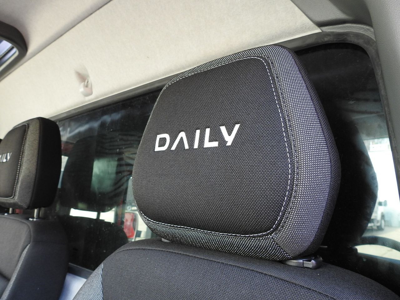 Novi Dostavno vozilo s ceradom IVECO DAILY NEW TARPAULIN 10 PALLETS WEBASTO CRUISE CONTROL NAVIGATION AIR CONDITIONING LED LIGHTS  180HP: slika Novi Dostavno vozilo s ceradom IVECO DAILY NEW TARPAULIN 10 PALLETS WEBASTO CRUISE CONTROL NAVIGATION AIR CONDITIONING LED LIGHTS  180HP