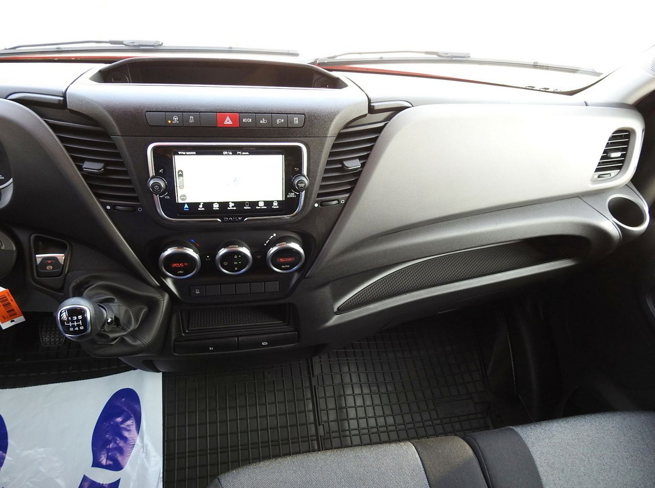 Novi Dostavno vozilo s ceradom IVECO DAILY NEW TARPAULIN 10 PALLETS WEBASTO CRUISE CONTROL NAVIGATION AIR CONDITIONING LED LIGHTS  180HP: slika Novi Dostavno vozilo s ceradom IVECO DAILY NEW TARPAULIN 10 PALLETS WEBASTO CRUISE CONTROL NAVIGATION AIR CONDITIONING LED LIGHTS  180HP