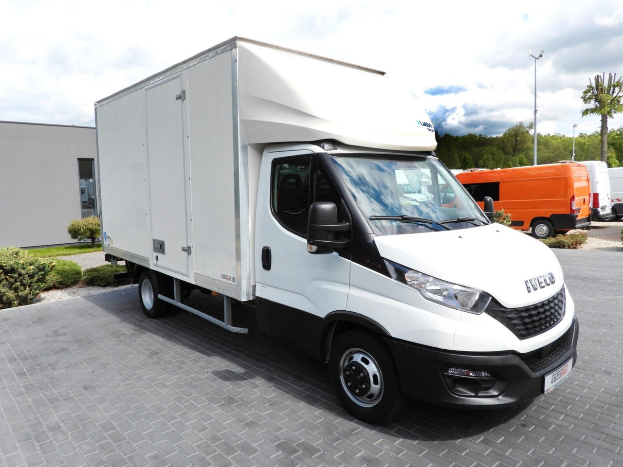 Iveco DAILY 35C16 KOFFER AUFZUG 8 PALETTEN TEMPOMAT Iveco DAILY 35C16 KOFFER AUFZUG 8 PALETTEN TEMPOMAT - Dostavno vozilo sa zatvorenim sandukom: slika Iveco DAILY 35C16 KOFFER AUFZUG 8 PALETTEN TEMPOMAT Iveco DAILY 35C16 KOFFER AUFZUG 8 PALETTEN TEMPOMAT - Dostavno vozilo sa zatvorenim sandukom Iveco DAILY 35C16 KOFFER AUFZUG 8 PALETTEN TEMPOMAT Iveco DAILY 35C16 KOFFER AUFZUG 8 PALETTEN TEMPOMAT - Dostavno vozilo sa zatvorenim sandukom: slika Iveco DAILY 35C16 KOFFER AUFZUG 8 PALETTEN TEMPOMAT Iveco DAILY 35C16 KOFFER AUFZUG 8 PALETTEN TEMPOMAT - Dostavno vozilo sa zatvorenim sandukom