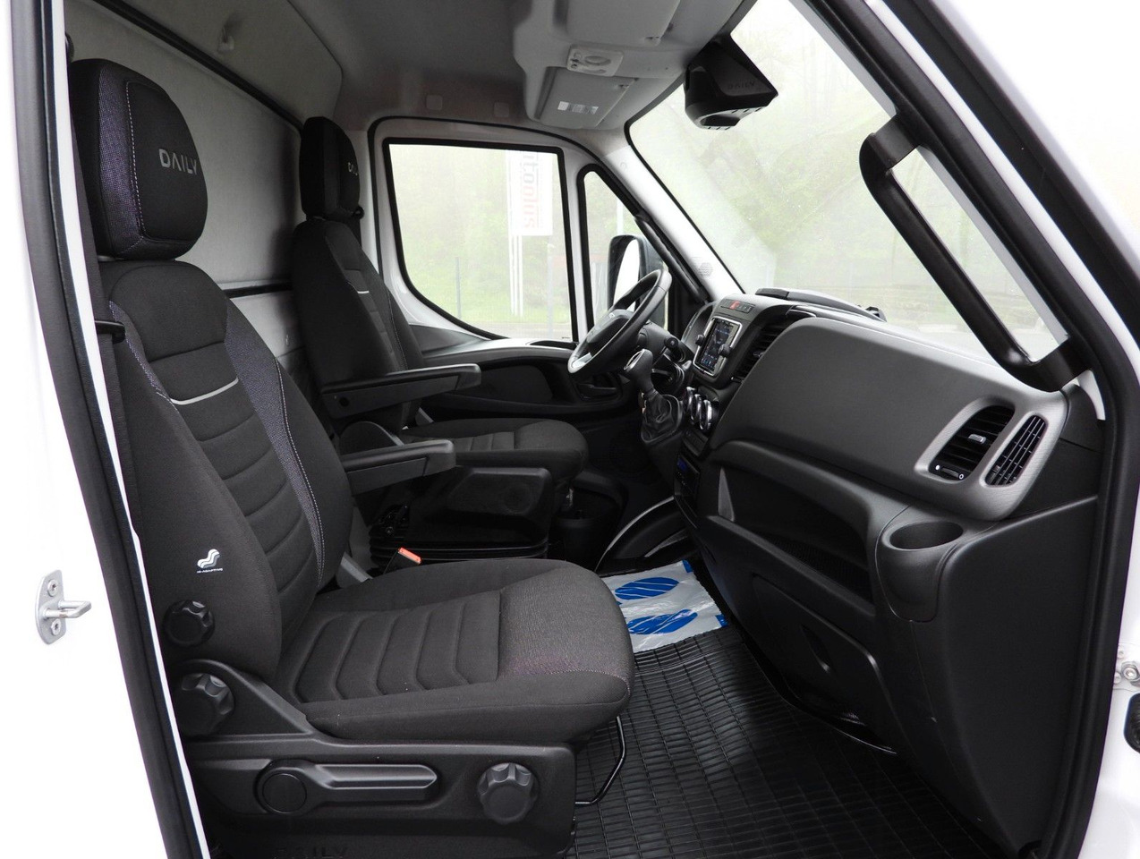 Zakup  Iveco DAILY 72C18 PRITSCHE PLANE AUFZUG 16 PALETTEN Iveco DAILY 72C18 PRITSCHE PLANE AUFZUG 16 PALETTEN: slika Zakup  Iveco DAILY 72C18 PRITSCHE PLANE AUFZUG 16 PALETTEN Iveco DAILY 72C18 PRITSCHE PLANE AUFZUG 16 PALETTEN
