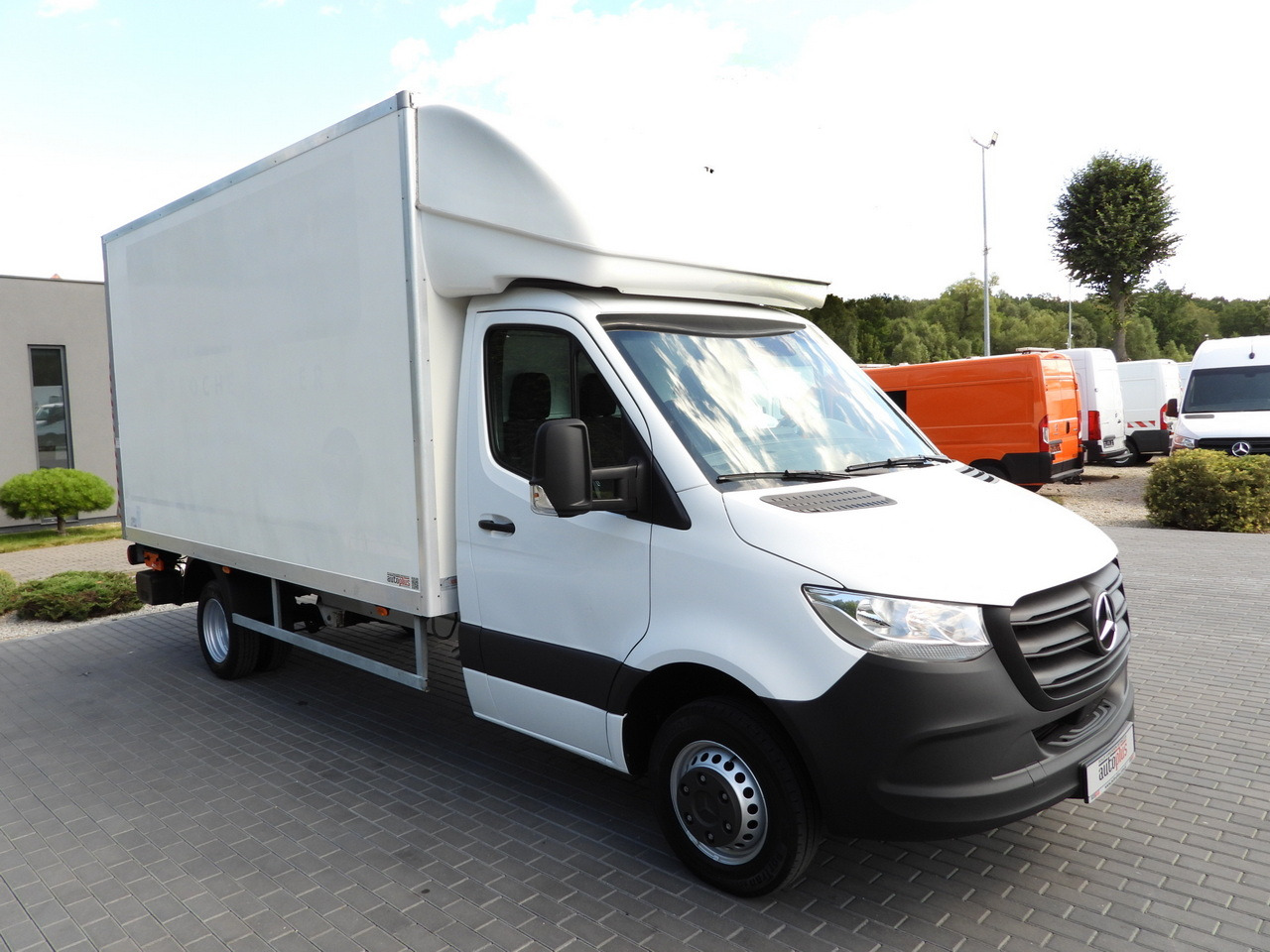 MERCEDES SPRINTER 514 BOX LIFT 8 PALLETS CRUISE CONTROL TWIN WHEELS AIR CONDITIONING 140HP - Dostavno vozilo sa zatvorenim sandukom: slika MERCEDES SPRINTER 514 BOX LIFT 8 PALLETS CRUISE CONTROL TWIN WHEELS AIR CONDITIONING 140HP - Dostavno vozilo sa zatvorenim sandukom MERCEDES SPRINTER 514 BOX LIFT 8 PALLETS CRUISE CONTROL TWIN WHEELS AIR CONDITIONING 140HP - Dostavno vozilo sa zatvorenim sandukom: slika MERCEDES SPRINTER 514 BOX LIFT 8 PALLETS CRUISE CONTROL TWIN WHEELS AIR CONDITIONING 140HP - Dostavno vozilo sa zatvorenim sandukom