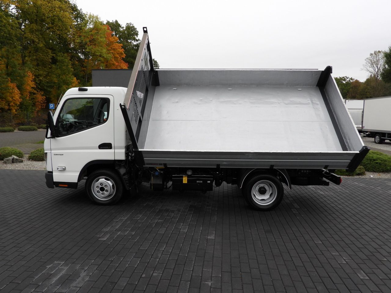 Mali kamion kiper MITSUBISHI CANTER FUSO 3C15 THREE-WAY TIPPER 3 SEATS LED LIGHTS TWIN WHEELS 150HP: slika Mali kamion kiper MITSUBISHI CANTER FUSO 3C15 THREE-WAY TIPPER 3 SEATS LED LIGHTS TWIN WHEELS 150HP Mali kamion kiper MITSUBISHI CANTER FUSO 3C15 THREE-WAY TIPPER 3 SEATS LED LIGHTS TWIN WHEELS 150HP: slika Mali kamion kiper MITSUBISHI CANTER FUSO 3C15 THREE-WAY TIPPER 3 SEATS LED LIGHTS TWIN WHEELS 150HP