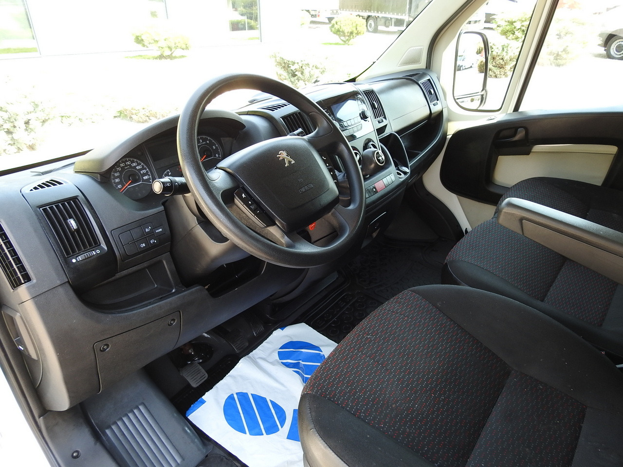 PEUGEOT BOXER BOX DELIVERY VAN 7 SEATS 110HP - Furgon: slika PEUGEOT BOXER BOX DELIVERY VAN 7 SEATS 110HP - Furgon PEUGEOT BOXER BOX DELIVERY VAN 7 SEATS 110HP - Furgon: slika PEUGEOT BOXER BOX DELIVERY VAN 7 SEATS 110HP - Furgon