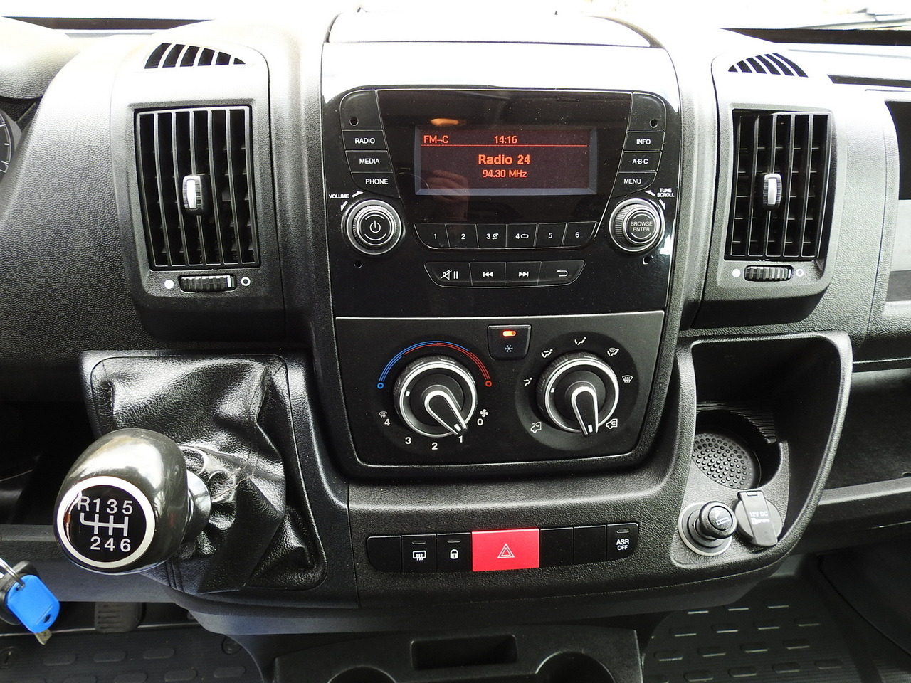 Dostavno vozilo s dvostrukom kabinom PEUGEOT BOXER STAKE BODY TARPAULIN DOUBLE CABIN DOKA 7 SEATS AIR CONDITIONING PNEUMATICS  140HP: slika Dostavno vozilo s dvostrukom kabinom PEUGEOT BOXER STAKE BODY TARPAULIN DOUBLE CABIN DOKA 7 SEATS AIR CONDITIONING PNEUMATICS  140HP