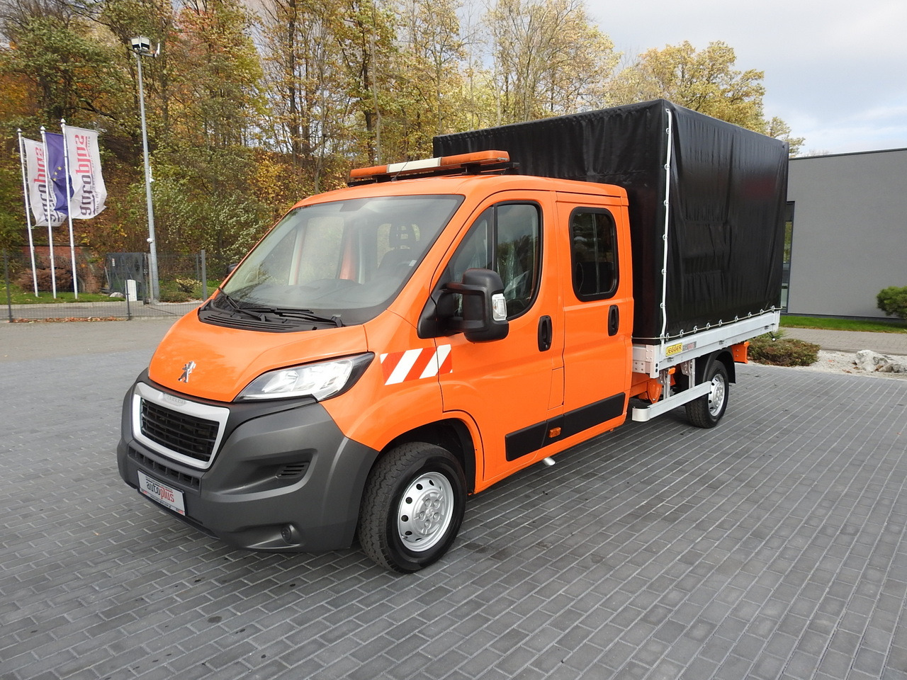 Dostavno vozilo s dvostrukom kabinom PEUGEOT BOXER STAKE BODY TARPAULIN DOUBLE CABIN DOKA 7 SEATS AIR CONDITIONING PNEUMATICS  140HP: slika Dostavno vozilo s dvostrukom kabinom PEUGEOT BOXER STAKE BODY TARPAULIN DOUBLE CABIN DOKA 7 SEATS AIR CONDITIONING PNEUMATICS  140HP