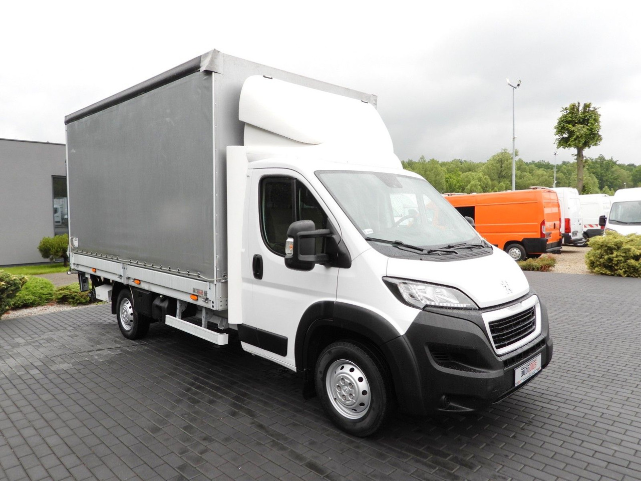 Peugeot BOXER PRITSCHE PLANE AUFZUG 8 PALETTEN TEMPOMAT - Dostavno vozilo s ceradom: slika Peugeot BOXER PRITSCHE PLANE AUFZUG 8 PALETTEN TEMPOMAT - Dostavno vozilo s ceradom Peugeot BOXER PRITSCHE PLANE AUFZUG 8 PALETTEN TEMPOMAT - Dostavno vozilo s ceradom: slika Peugeot BOXER PRITSCHE PLANE AUFZUG 8 PALETTEN TEMPOMAT - Dostavno vozilo s ceradom