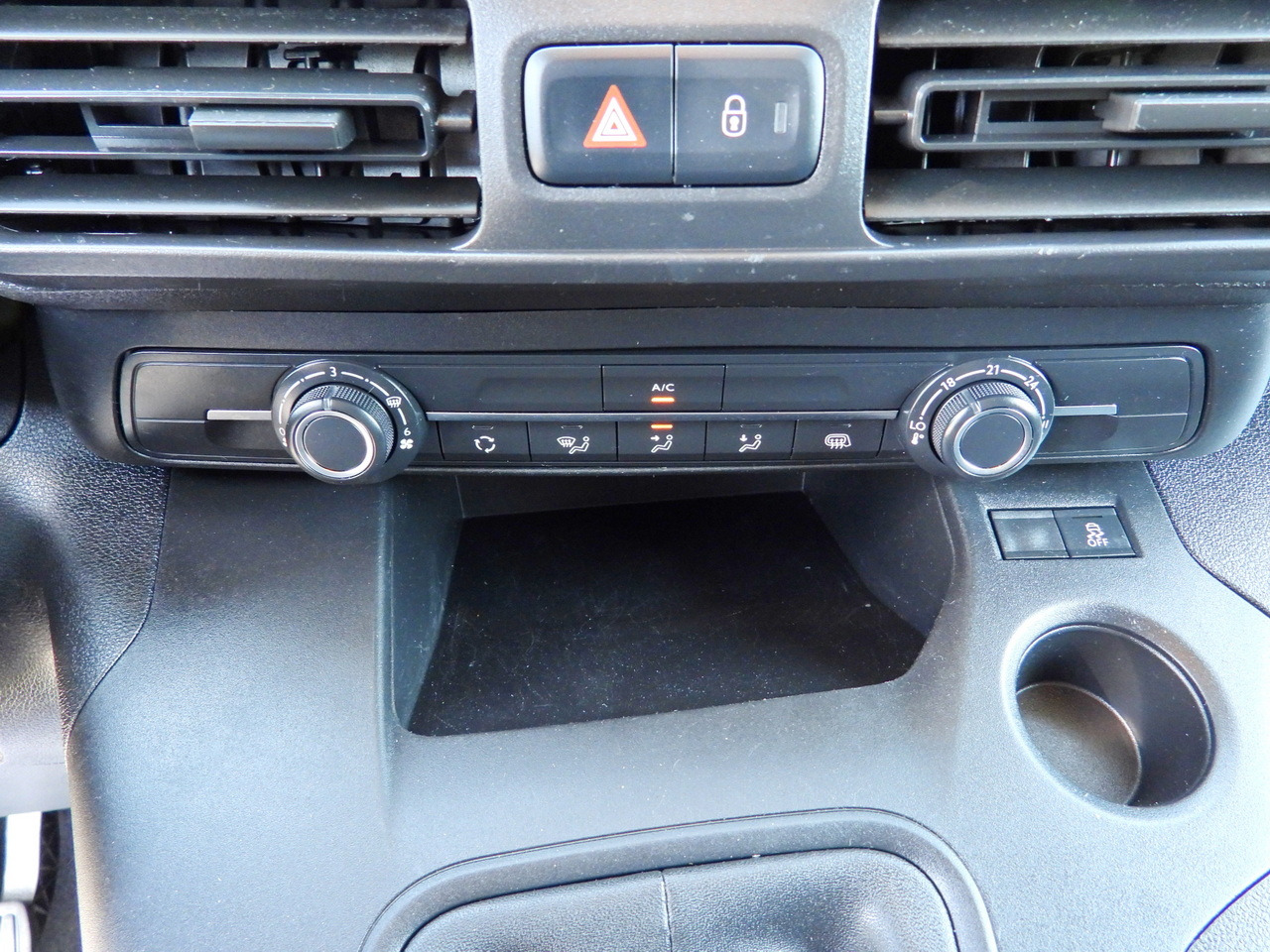 Dostavno vozilo hladnjača TOYOTA PROACE CITY REFRIGERATOR VAN -15*C POWER SUPPLY 230V CRUISE CONTROL AIR CONDITIONING 100HP: slika Dostavno vozilo hladnjača TOYOTA PROACE CITY REFRIGERATOR VAN -15*C POWER SUPPLY 230V CRUISE CONTROL AIR CONDITIONING 100HP Dostavno vozilo hladnjača TOYOTA PROACE CITY REFRIGERATOR VAN -15*C POWER SUPPLY 230V CRUISE CONTROL AIR CONDITIONING 100HP: slika Dostavno vozilo hladnjača TOYOTA PROACE CITY REFRIGERATOR VAN -15*C POWER SUPPLY 230V CRUISE CONTROL AIR CONDITIONING 100HP