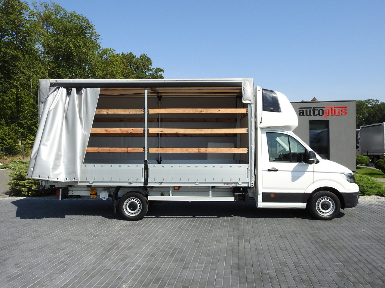 Dostavno vozilo s ceradom VOLKSWAGEN CRAFTER TARPAULIN 10 PALLETS WEBASTO CRUISE CONTROL AIR CONDITIONING LED LIGHTS  180HP: slika Dostavno vozilo s ceradom VOLKSWAGEN CRAFTER TARPAULIN 10 PALLETS WEBASTO CRUISE CONTROL AIR CONDITIONING LED LIGHTS  180HP