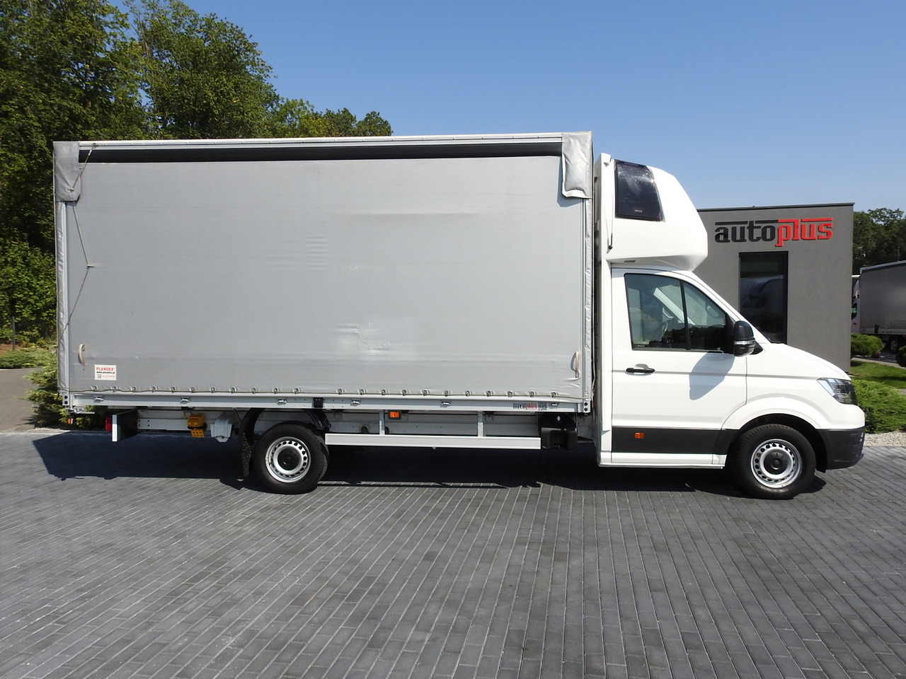 Dostavno vozilo s ceradom VOLKSWAGEN CRAFTER TARPAULIN 10 PALLETS WEBASTO CRUISE CONTROL AIR CONDITIONING LED LIGHTS  180HP: slika Dostavno vozilo s ceradom VOLKSWAGEN CRAFTER TARPAULIN 10 PALLETS WEBASTO CRUISE CONTROL AIR CONDITIONING LED LIGHTS  180HP