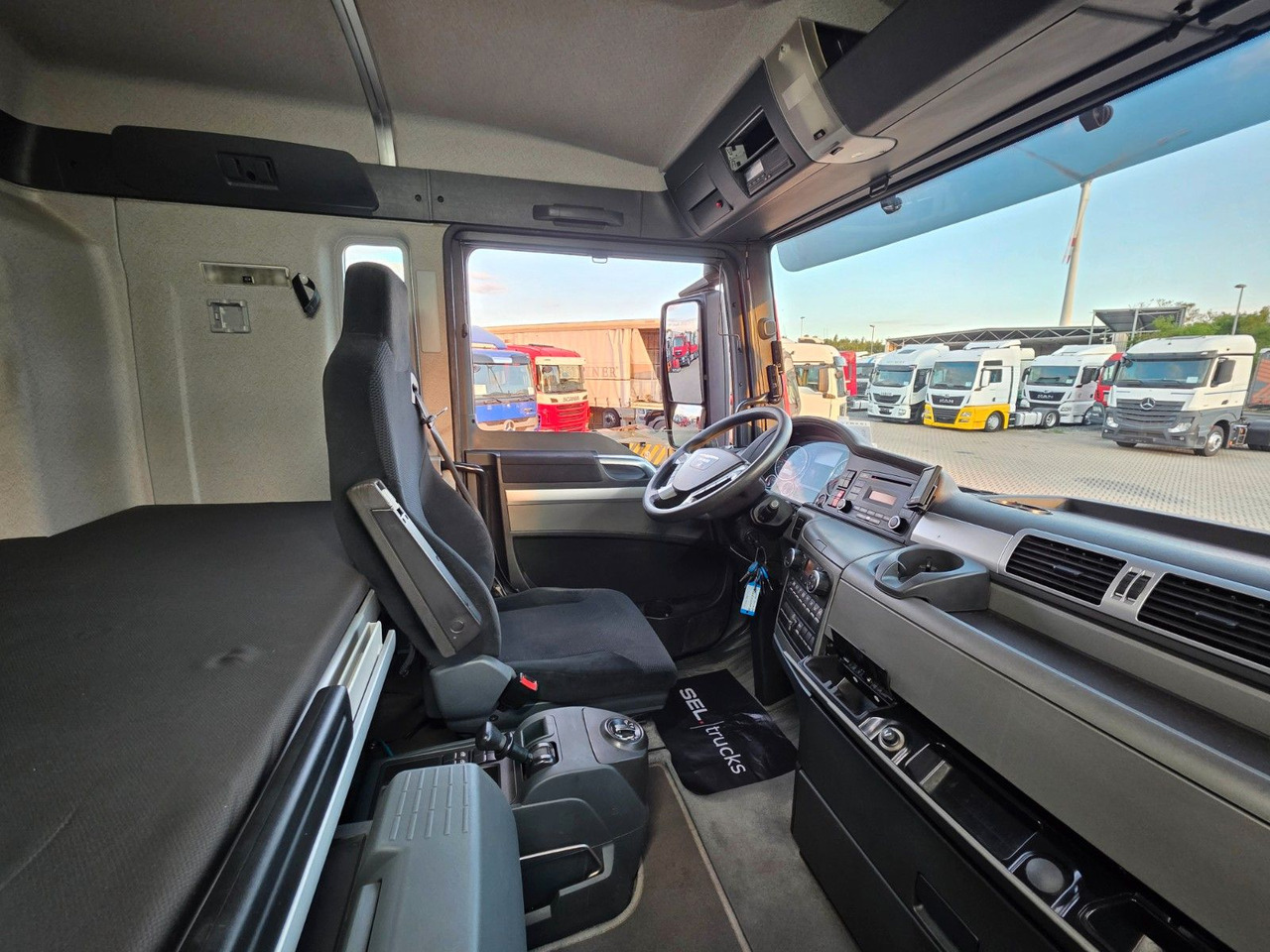 Kamion s kranom MAN TGX 26.360 6x2-2 BL / Intarder / HIAB 166K PRO: slika Kamion s kranom MAN TGX 26.360 6x2-2 BL / Intarder / HIAB 166K PRO Kamion s kranom MAN TGX 26.360 6x2-2 BL / Intarder / HIAB 166K PRO: slika Kamion s kranom MAN TGX 26.360 6x2-2 BL / Intarder / HIAB 166K PRO