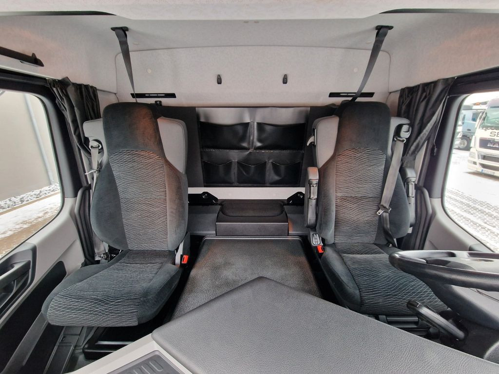 Kamion s ceradom Mercedes-Benz Antos 1840: slika Kamion s ceradom Mercedes-Benz Antos 1840