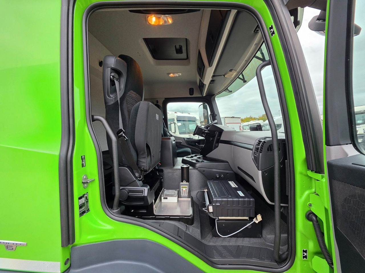 Kamion cisterna Mercedes-Benz Antos 2643 / Ret. / ADR AT / Lenkachse /KOMPLETT: slika Kamion cisterna Mercedes-Benz Antos 2643 / Ret. / ADR AT / Lenkachse /KOMPLETT Kamion cisterna Mercedes-Benz Antos 2643 / Ret. / ADR AT / Lenkachse /KOMPLETT: slika Kamion cisterna Mercedes-Benz Antos 2643 / Ret. / ADR AT / Lenkachse /KOMPLETT