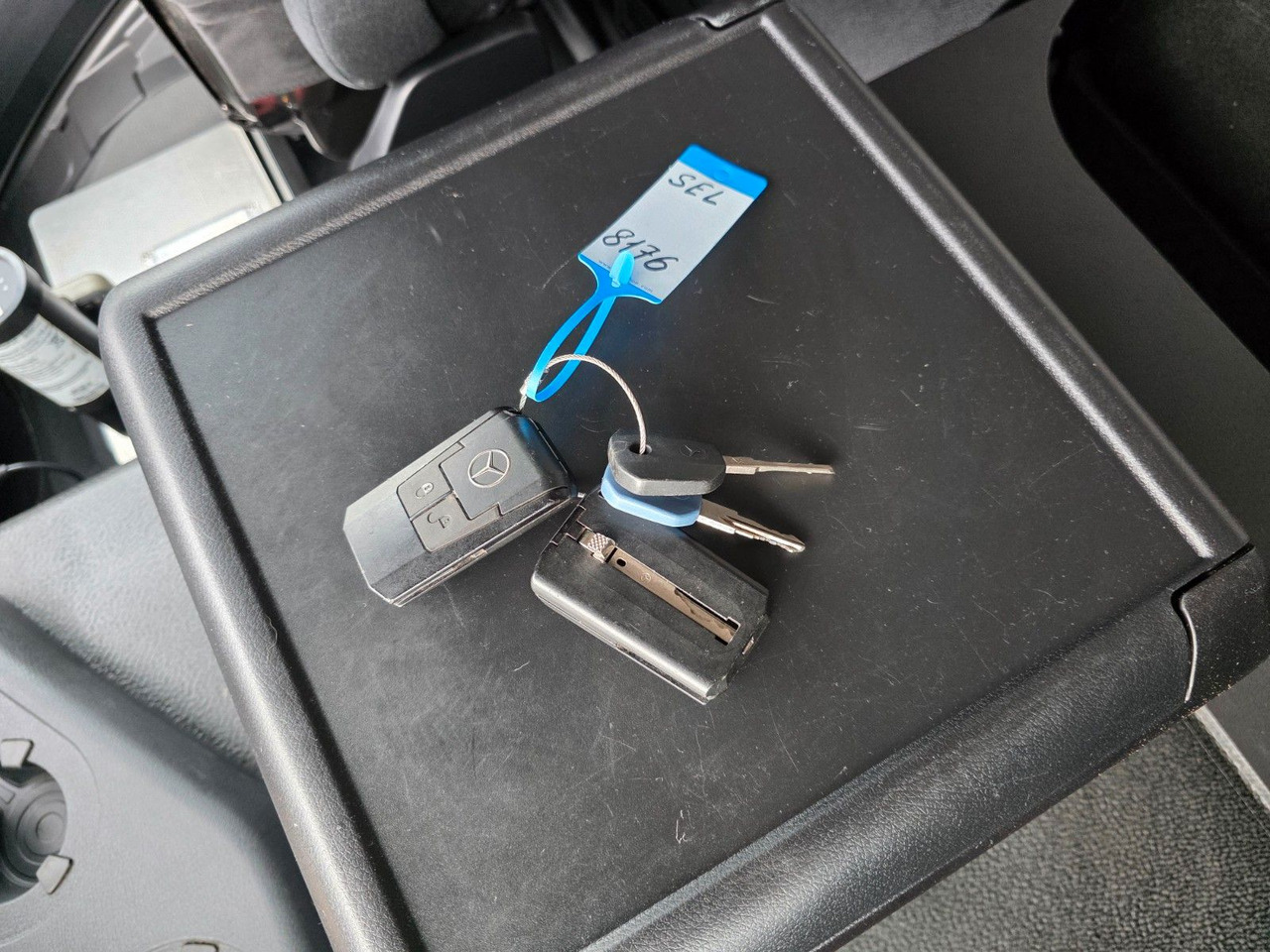 Kamion cisterna Mercedes-Benz Antos 2643 / Ret. / ADR AT / Lenkachse /KOMPLETT: slika Kamion cisterna Mercedes-Benz Antos 2643 / Ret. / ADR AT / Lenkachse /KOMPLETT Kamion cisterna Mercedes-Benz Antos 2643 / Ret. / ADR AT / Lenkachse /KOMPLETT: slika Kamion cisterna Mercedes-Benz Antos 2643 / Ret. / ADR AT / Lenkachse /KOMPLETT