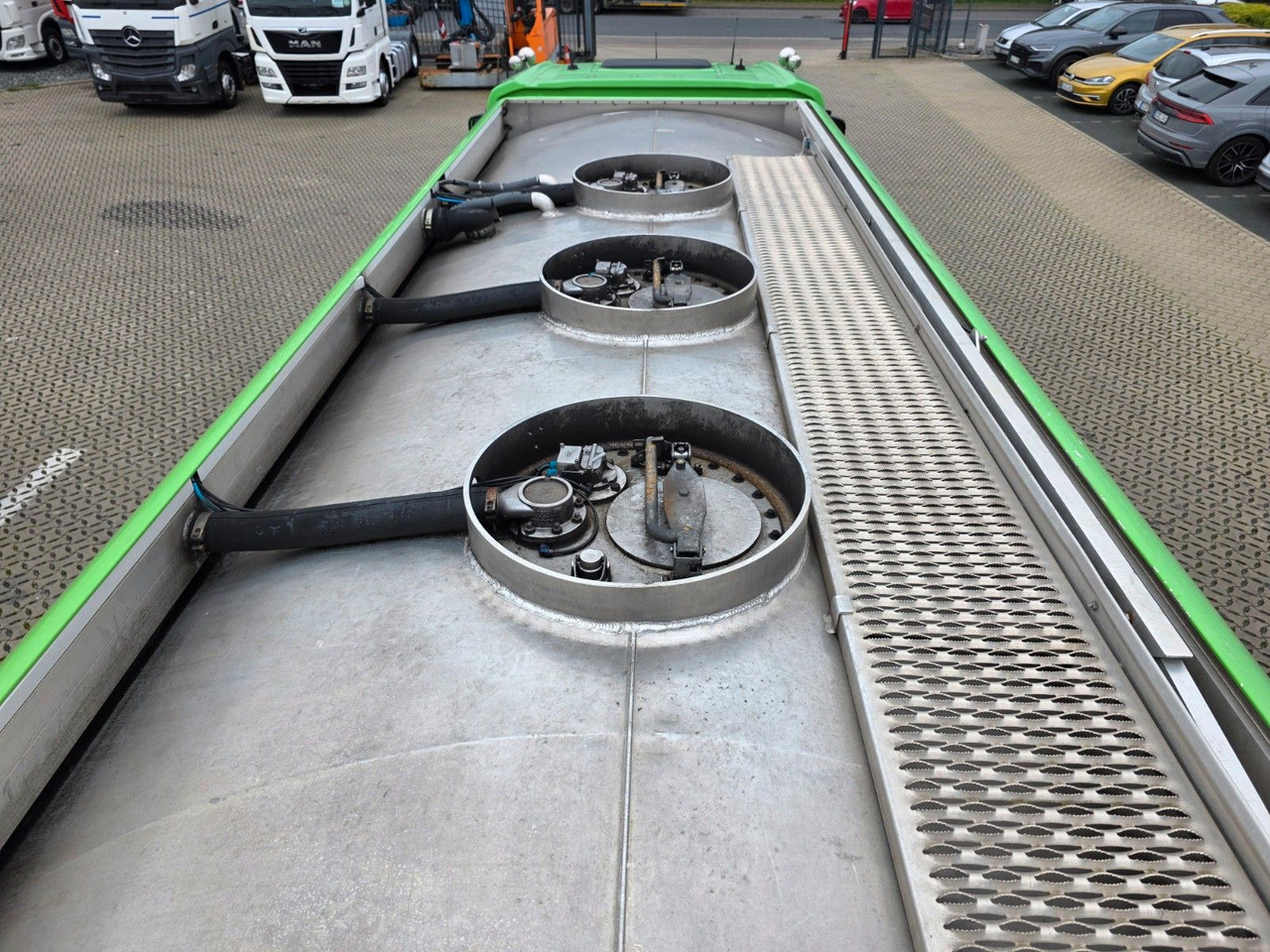 Kamion cisterna Mercedes-Benz Antos 2643 / Ret. / ADR AT / Lenkachse /KOMPLETT: slika Kamion cisterna Mercedes-Benz Antos 2643 / Ret. / ADR AT / Lenkachse /KOMPLETT Kamion cisterna Mercedes-Benz Antos 2643 / Ret. / ADR AT / Lenkachse /KOMPLETT: slika Kamion cisterna Mercedes-Benz Antos 2643 / Ret. / ADR AT / Lenkachse /KOMPLETT