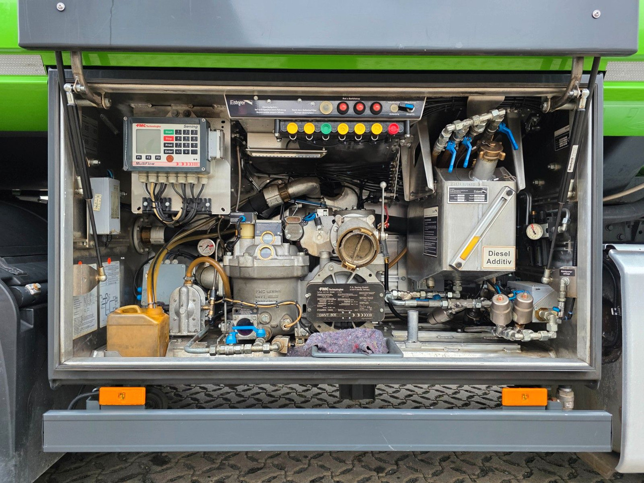 Kamion cisterna Mercedes-Benz Antos 2643 / Ret. / ADR AT / Lenkachse /KOMPLETT: slika Kamion cisterna Mercedes-Benz Antos 2643 / Ret. / ADR AT / Lenkachse /KOMPLETT Kamion cisterna Mercedes-Benz Antos 2643 / Ret. / ADR AT / Lenkachse /KOMPLETT: slika Kamion cisterna Mercedes-Benz Antos 2643 / Ret. / ADR AT / Lenkachse /KOMPLETT