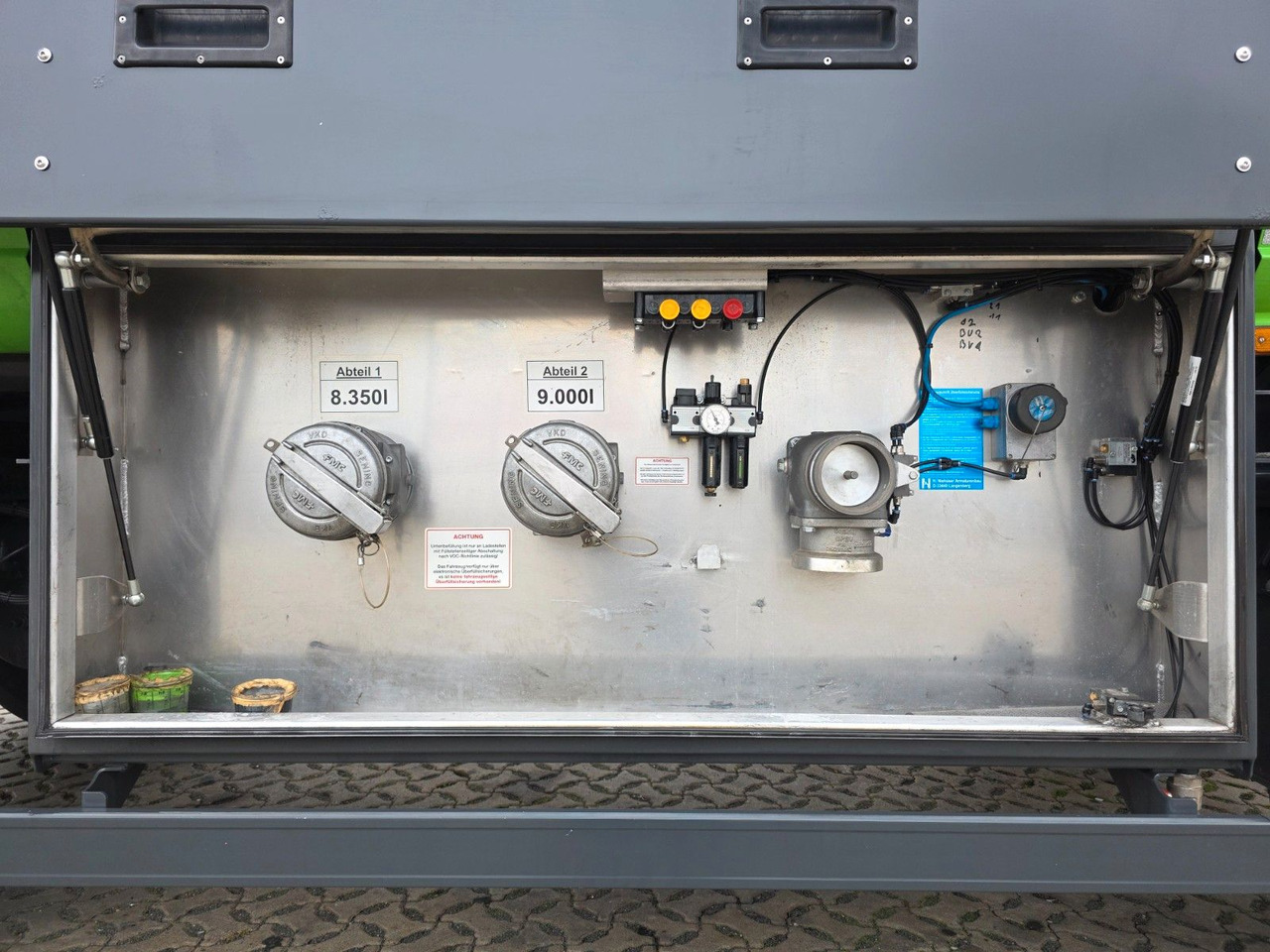 Kamion cisterna Mercedes-Benz Antos 2643 / Ret. / ADR AT / Lenkachse /KOMPLETT: slika Kamion cisterna Mercedes-Benz Antos 2643 / Ret. / ADR AT / Lenkachse /KOMPLETT Kamion cisterna Mercedes-Benz Antos 2643 / Ret. / ADR AT / Lenkachse /KOMPLETT: slika Kamion cisterna Mercedes-Benz Antos 2643 / Ret. / ADR AT / Lenkachse /KOMPLETT