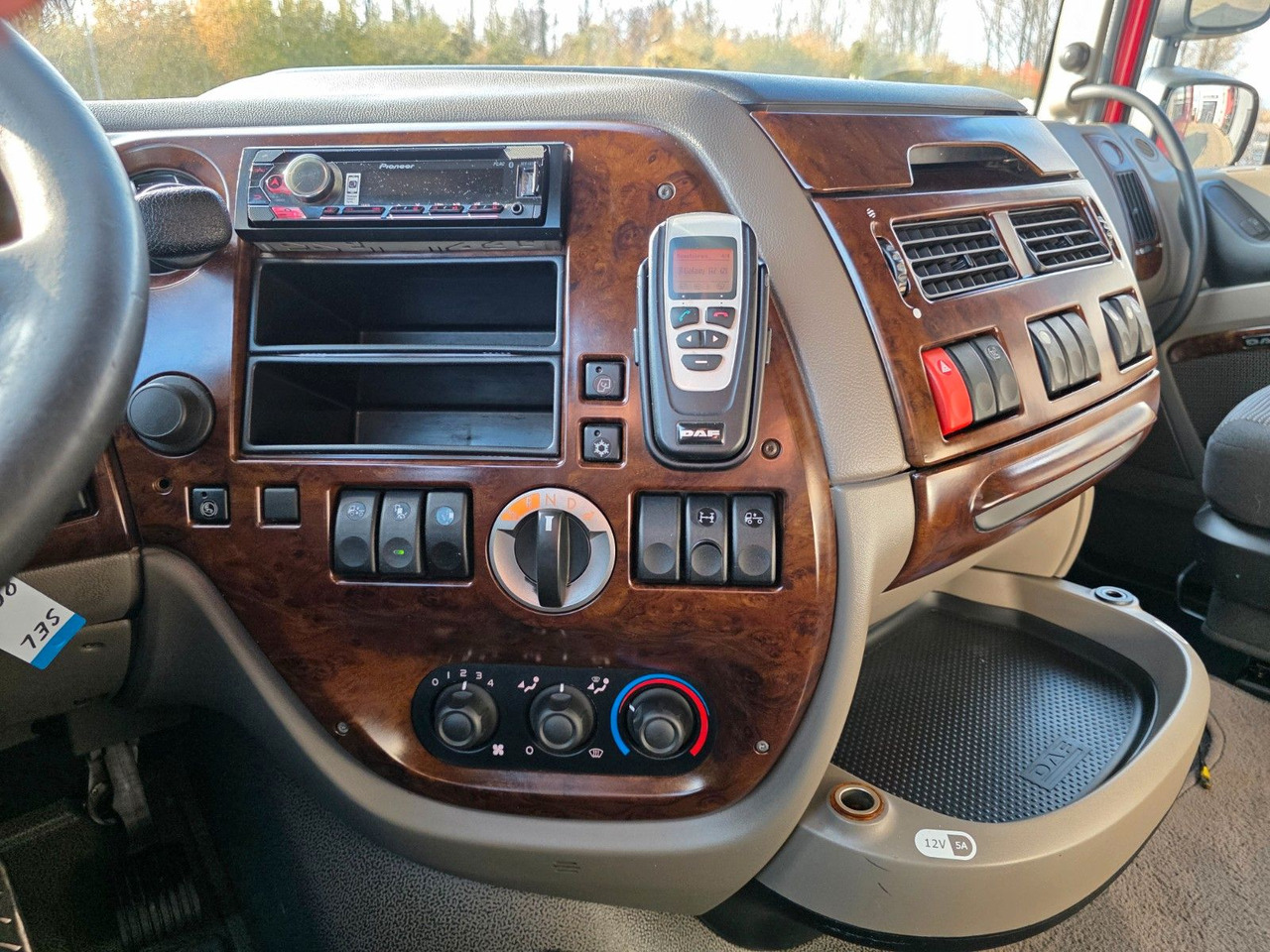 Tegljač DAF XF 105.460 / ZF Intarder / Standklimaanlage: slika Tegljač DAF XF 105.460 / ZF Intarder / Standklimaanlage Tegljač DAF XF 105.460 / ZF Intarder / Standklimaanlage: slika Tegljač DAF XF 105.460 / ZF Intarder / Standklimaanlage