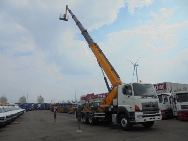 Hino 700 6X4 - Podizna platforma montirana na kamion: slika Hino 700 6X4 - Podizna platforma montirana na kamion Hino 700 6X4 - Podizna platforma montirana na kamion: slika Hino 700 6X4 - Podizna platforma montirana na kamion