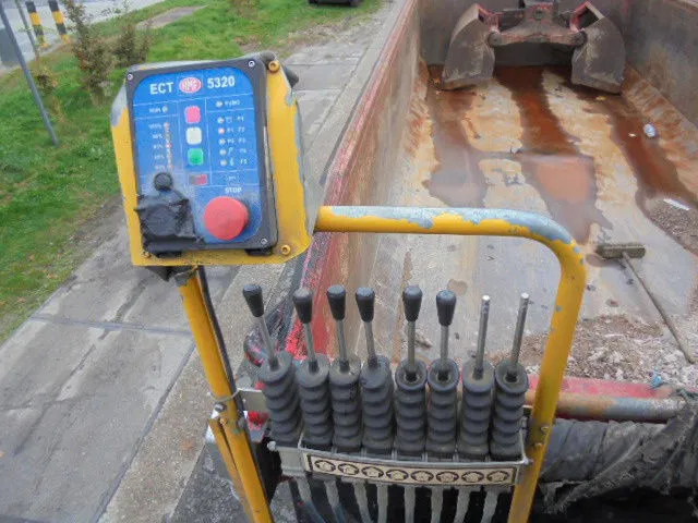 Kiper, Kamion s kranom Iveco AD340T36 8X4: slika Kiper, Kamion s kranom Iveco AD340T36 8X4