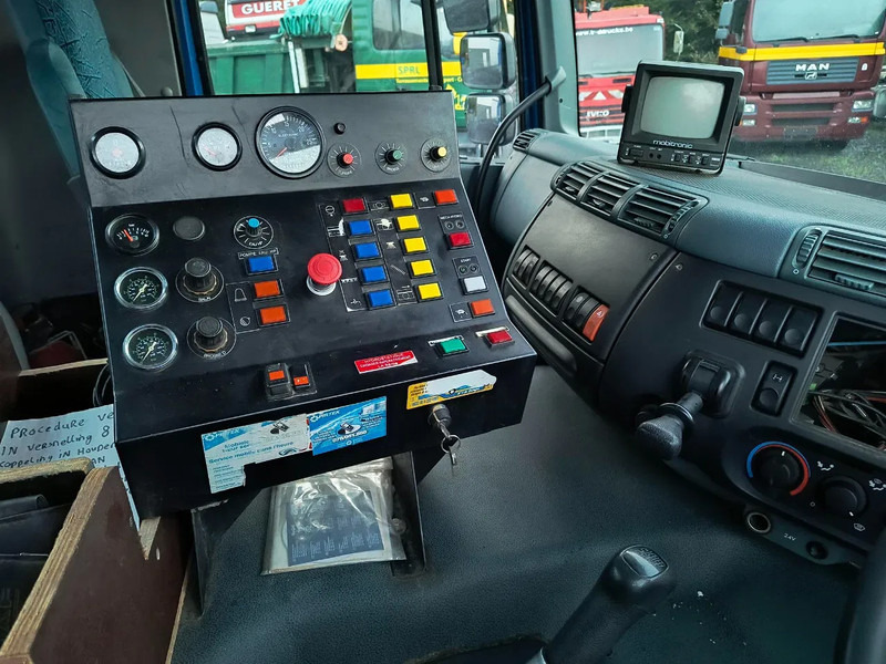 Cestovna čistilica DAF CF 75.250 DRIVING CONDITION - SWEEPER NEEDS REPAIRMENT: slika Cestovna čistilica DAF CF 75.250 DRIVING CONDITION - SWEEPER NEEDS REPAIRMENT Cestovna čistilica DAF CF 75.250 DRIVING CONDITION - SWEEPER NEEDS REPAIRMENT: slika Cestovna čistilica DAF CF 75.250 DRIVING CONDITION - SWEEPER NEEDS REPAIRMENT