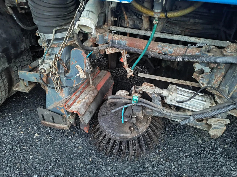 Cestovna čistilica DAF CF 75.250 DRIVING CONDITION - SWEEPER NEEDS REPAIRMENT: slika Cestovna čistilica DAF CF 75.250 DRIVING CONDITION - SWEEPER NEEDS REPAIRMENT Cestovna čistilica DAF CF 75.250 DRIVING CONDITION - SWEEPER NEEDS REPAIRMENT: slika Cestovna čistilica DAF CF 75.250 DRIVING CONDITION - SWEEPER NEEDS REPAIRMENT