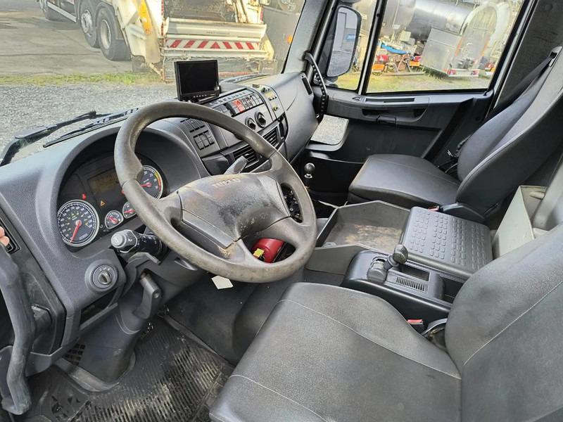 Interior photo 2: Kamion Iveco EuroCargo 120 E18 + COMET 151TAL (15 m)