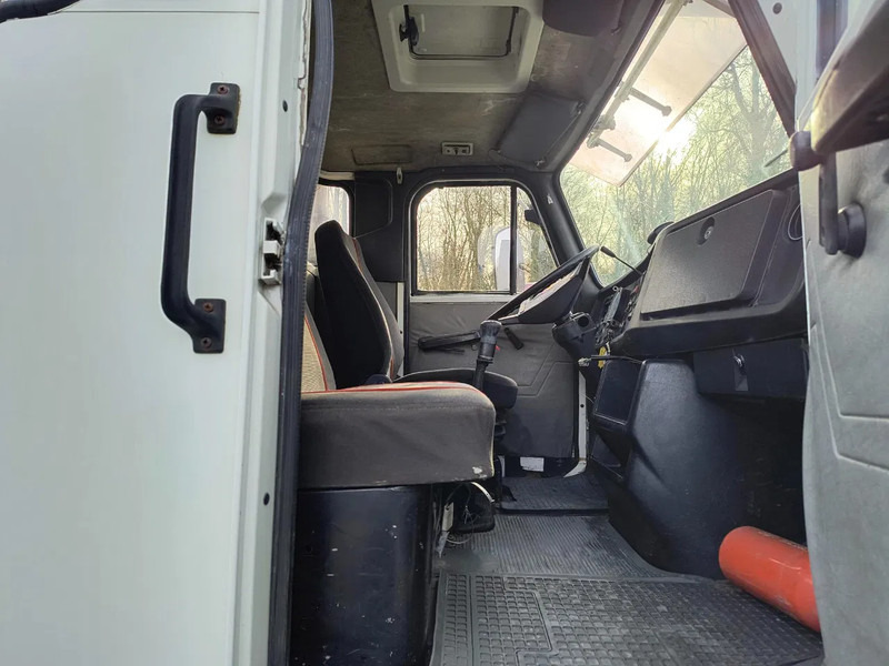Interior photo 2: Zakup Volvo NL12 420 6x4 CRANE 60T/M - VIDEOS AVAILABLE Volvo NL12 420 6x4 CRANE 60T/M - VIDEOS AVAILABLE
