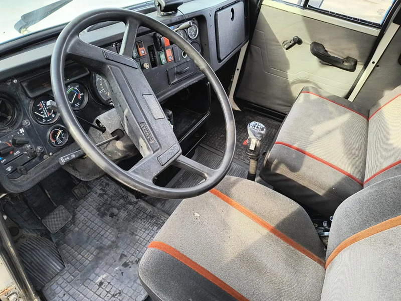 Interior photo 1: Zakup Volvo NL12 420 6x4 CRANE 60T/M - VIDEOS AVAILABLE Volvo NL12 420 6x4 CRANE 60T/M - VIDEOS AVAILABLE