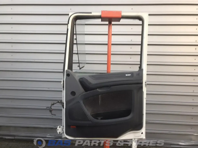 DAF XF106 Portier Rechts DAF 1881863 - Vrata i dijelovi za Kamion: slika DAF XF106 Portier Rechts DAF 1881863 - Vrata i dijelovi za Kamion DAF XF106 Portier Rechts DAF 1881863 - Vrata i dijelovi za Kamion: slika DAF XF106 Portier Rechts DAF 1881863 - Vrata i dijelovi za Kamion