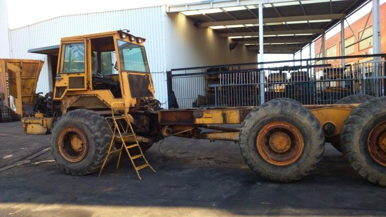 VOLVO A25B (1992) - Zglobni istovarivač: slika VOLVO A25B (1992) - Zglobni istovarivač VOLVO A25B (1992) - Zglobni istovarivač: slika VOLVO A25B (1992) - Zglobni istovarivač