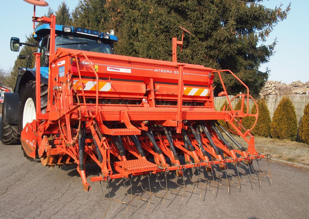 Agregat uprawowo-siewny Kuhn Kuhn HRB302D I INTEGRA 3000 2002 Brona wirowa + siewnik KUHN agregat uprawowo-siewny 3m - Kombajn i sijačica: slika Agregat uprawowo-siewny Kuhn Kuhn HRB302D I INTEGRA 3000 2002 Brona wirowa + siewnik KUHN agregat uprawowo-siewny 3m - Kombajn i sijačica Agregat uprawowo-siewny Kuhn Kuhn HRB302D I INTEGRA 3000 2002 Brona wirowa + siewnik KUHN agregat uprawowo-siewny 3m - Kombajn i sijačica: slika Agregat uprawowo-siewny Kuhn Kuhn HRB302D I INTEGRA 3000 2002 Brona wirowa + siewnik KUHN agregat uprawowo-siewny 3m - Kombajn i sijačica