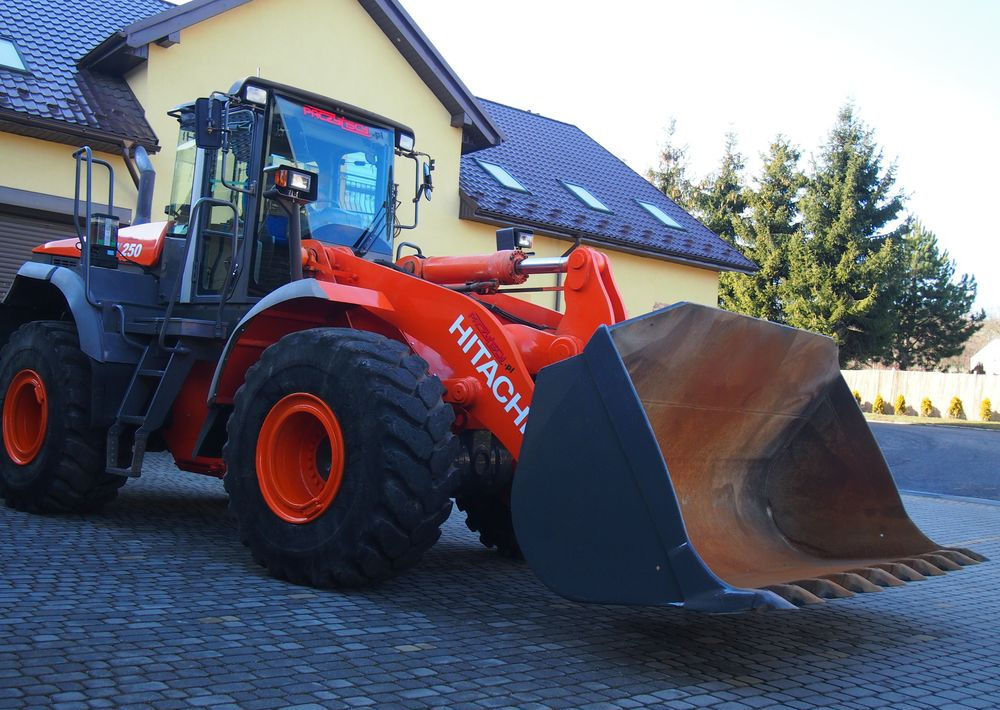 Ładowarka Hitachi ZW250 2010 Ładowarka Hitachi Waga, Centralne smarowanie - Utovarivač na kotačima: slika Ładowarka Hitachi ZW250 2010 Ładowarka Hitachi Waga, Centralne smarowanie - Utovarivač na kotačima Ładowarka Hitachi ZW250 2010 Ładowarka Hitachi Waga, Centralne smarowanie - Utovarivač na kotačima: slika Ładowarka Hitachi ZW250 2010 Ładowarka Hitachi Waga, Centralne smarowanie - Utovarivač na kotačima