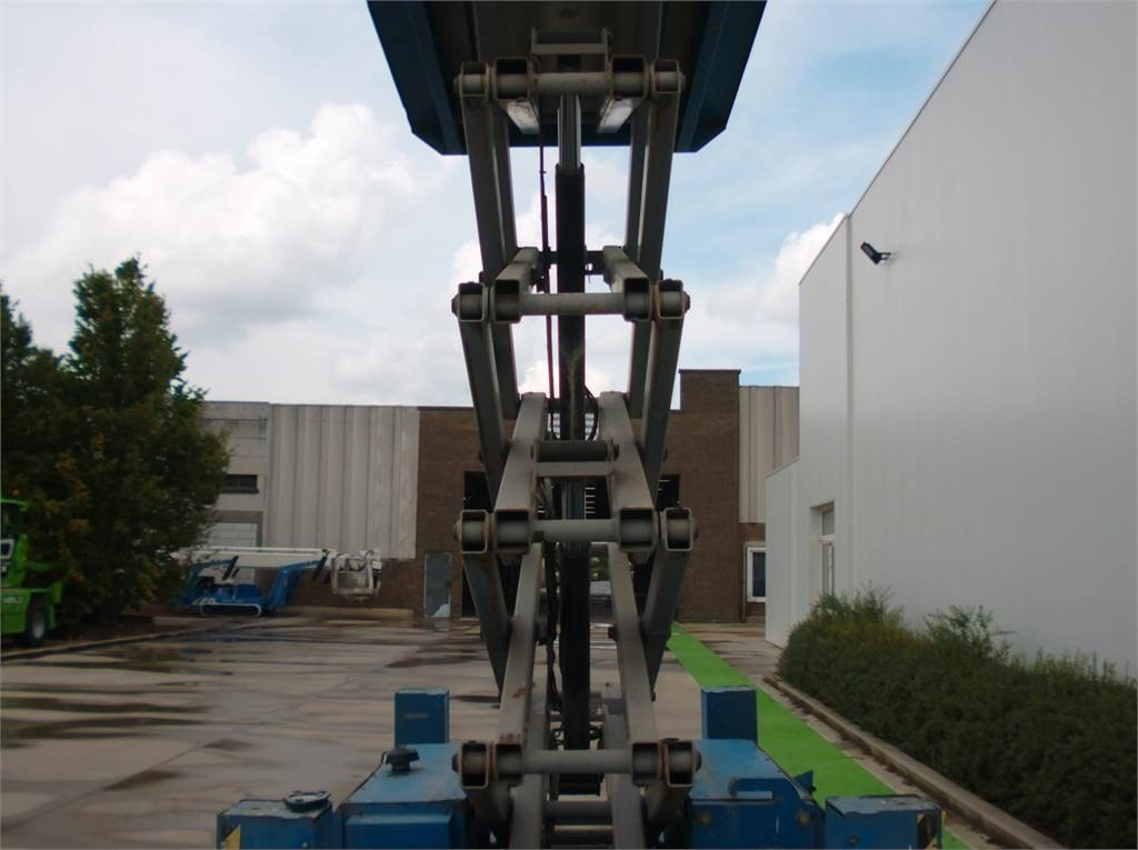 Škarasta podizna platforma Genie GS3268RT: slika Škarasta podizna platforma Genie GS3268RT