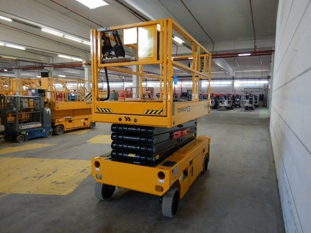 Haulotte Compact 12 AE - Škarasta podizna platforma: slika Haulotte Compact 12 AE - Škarasta podizna platforma Haulotte Compact 12 AE - Škarasta podizna platforma: slika Haulotte Compact 12 AE - Škarasta podizna platforma