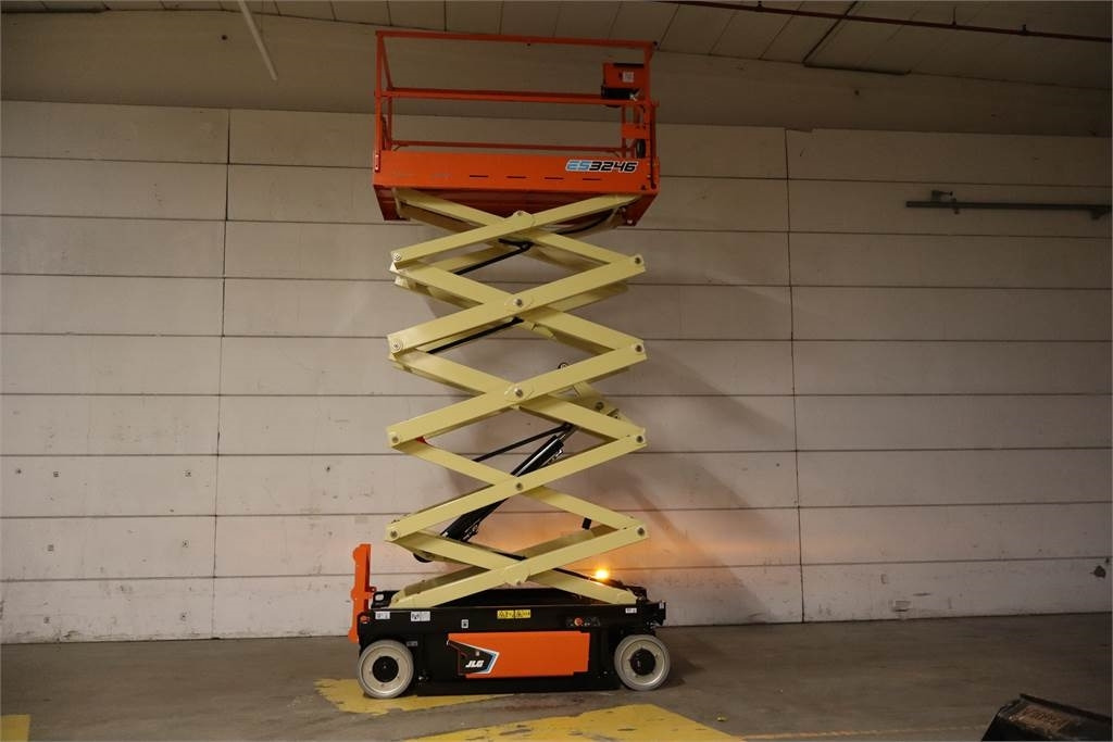 Škarasta podizna platforma JLG 3246ES: slika Škarasta podizna platforma JLG 3246ES