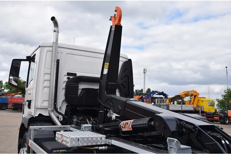 Kamion s kukastom dizalicom MAN TGM 18.320: slika Kamion s kukastom dizalicom MAN TGM 18.320