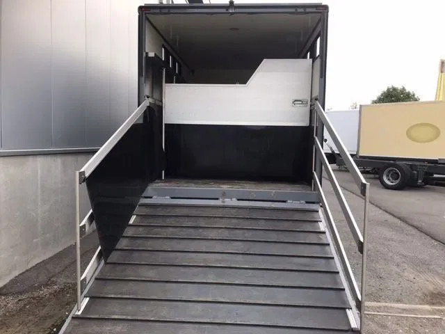 Mercedes-Benz Atego 1018 *Cruise control*Airco*Achteruitrijcamera*elektrische ruiten - Kamion za prijevoz konja: slika Mercedes-Benz Atego 1018 *Cruise control*Airco*Achteruitrijcamera*elektrische ruiten - Kamion za prijevoz konja Mercedes-Benz Atego 1018 *Cruise control*Airco*Achteruitrijcamera*elektrische ruiten - Kamion za prijevoz konja: slika Mercedes-Benz Atego 1018 *Cruise control*Airco*Achteruitrijcamera*elektrische ruiten - Kamion za prijevoz konja