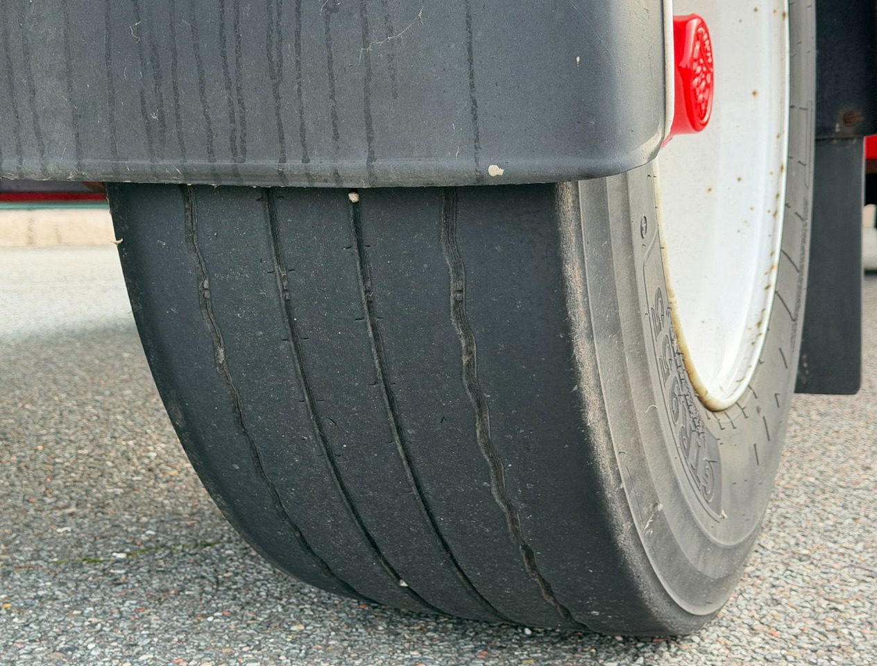 Prikolica sa zatvorenim sandukom Heiwo Chassis + Isolated BOX 770x250x270 Inside Tail Lift Super Condition: slika Prikolica sa zatvorenim sandukom Heiwo Chassis + Isolated BOX 770x250x270 Inside Tail Lift Super Condition