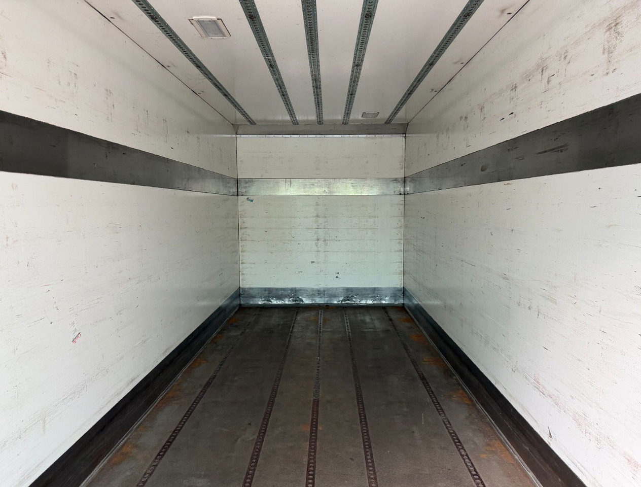 Prikolica sa zatvorenim sandukom Heiwo Chassis + Isolated BOX 770x250x270 Inside Tail Lift Super Condition: slika Prikolica sa zatvorenim sandukom Heiwo Chassis + Isolated BOX 770x250x270 Inside Tail Lift Super Condition